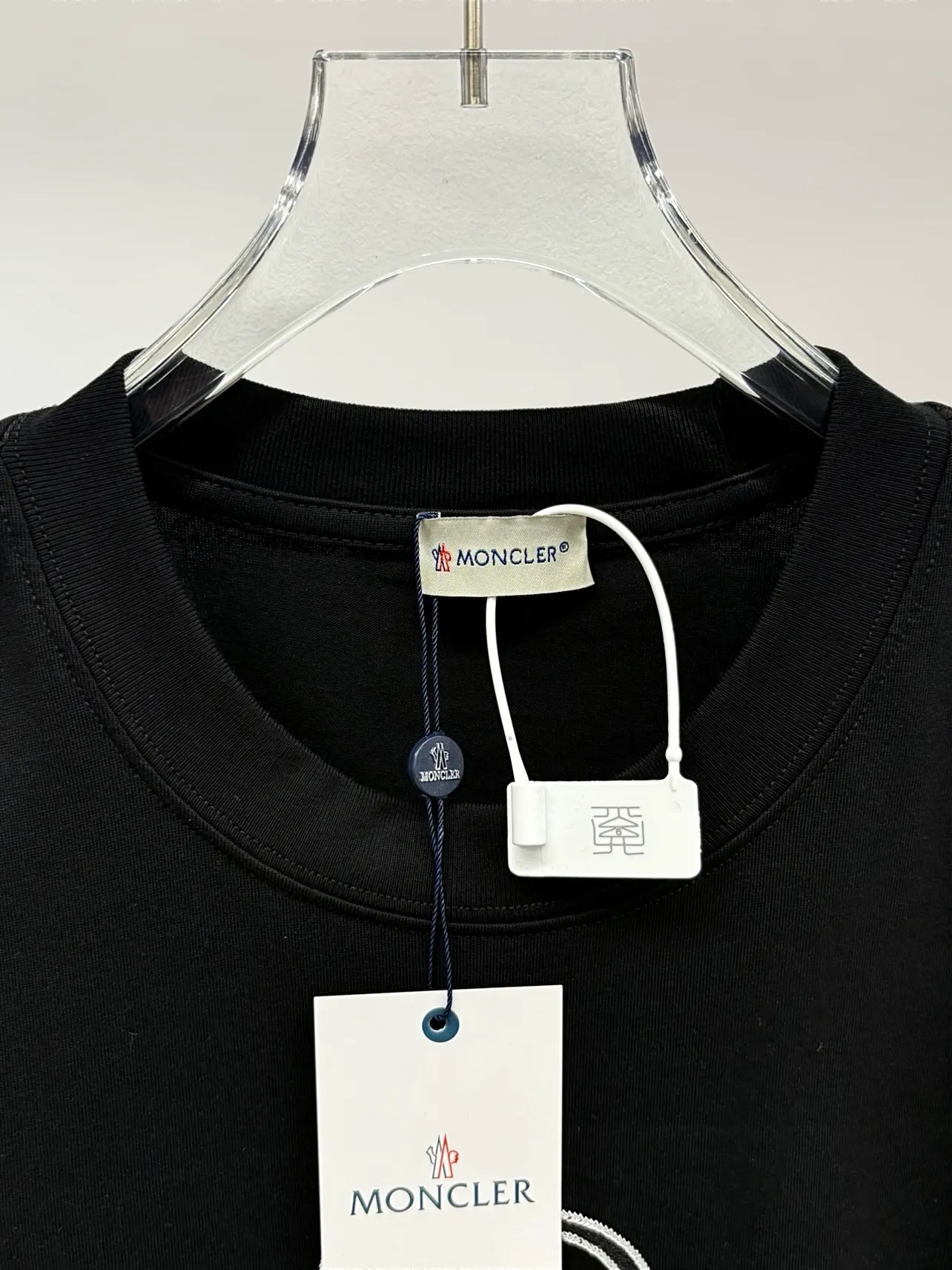 P150 [High Quality] Moncler new 👫 short-sleeved T-shirt, embroidered 🪡 with embroidery on the front and small logo on the cuffs. The latest model is exclusively available online! ! ~It’s both classic and fashionable, who doesn’t love it? It re-presents the classic, very eye-catching, with its own low-luxury aura and recognition! The traditional brand concept and modern advanced technology are perfectly combined. Coupled with an extremely modern and simple design, exclusive logo pattern design! The fabric is customized with 32 counts of 280g pure cotton fabric! The texture of this model is quite impressive. You can tell the specifications and grades at your fingertips. The level of finesse and breathability are top-notch! The same style for men and women, complete with three standards. Color: Black/White Size: S-ⅹL