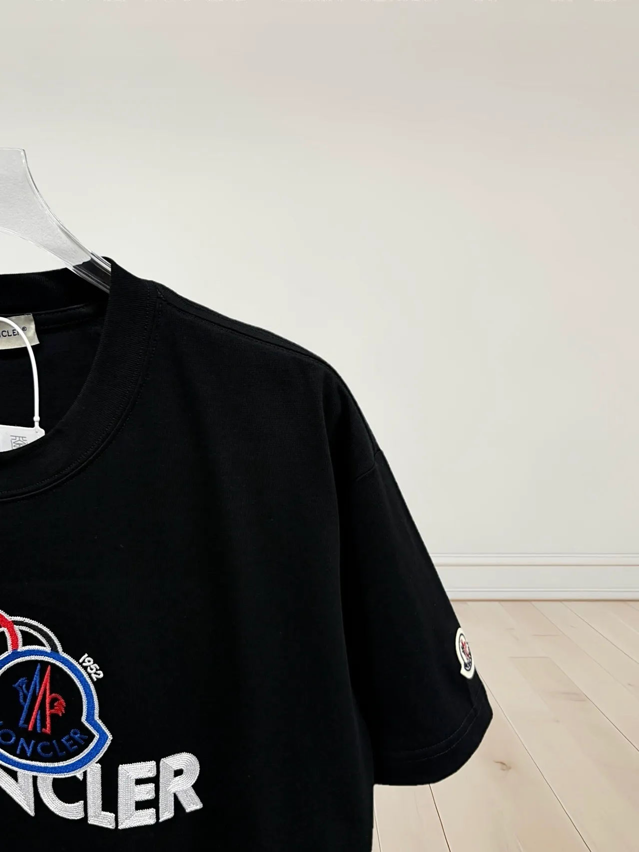 P150 [High Quality] Moncler new 👫 short-sleeved T-shirt, embroidered 🪡 with embroidery on the front and small logo on the cuffs. The latest model is exclusively available online! ! ~It’s both classic and fashionable, who doesn’t love it? It re-presents the classic, very eye-catching, with its own low-luxury aura and recognition! The traditional brand concept and modern advanced technology are perfectly combined. Coupled with an extremely modern and simple design, exclusive logo pattern design! The fabric is customized with 32 counts of 280g pure cotton fabric! The texture of this model is quite impressive. You can tell the specifications and grades at your fingertips. The level of finesse and breathability are top-notch! The same style for men and women, complete with three standards. Color: Black/White Size: S-ⅹL