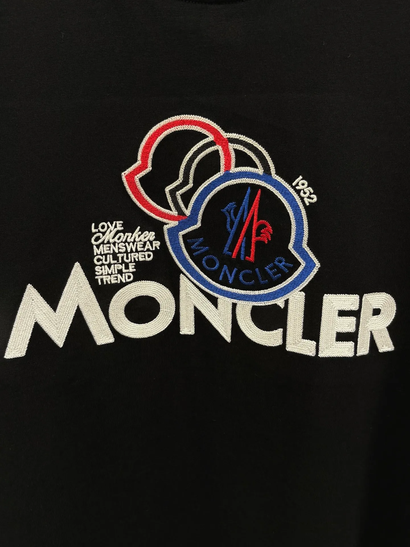 P150 [High Quality] Moncler new 👫 short-sleeved T-shirt, embroidered 🪡 with embroidery on the front and small logo on the cuffs. The latest model is exclusively available online! ! ~It’s both classic and fashionable, who doesn’t love it? It re-presents the classic, very eye-catching, with its own low-luxury aura and recognition! The traditional brand concept and modern advanced technology are perfectly combined. Coupled with an extremely modern and simple design, exclusive logo pattern design! The fabric is customized with 32 counts of 280g pure cotton fabric! The texture of this model is quite impressive. You can tell the specifications and grades at your fingertips. The level of finesse and breathability are top-notch! The same style for men and women, complete with three standards. Color: Black/White Size: S-ⅹL