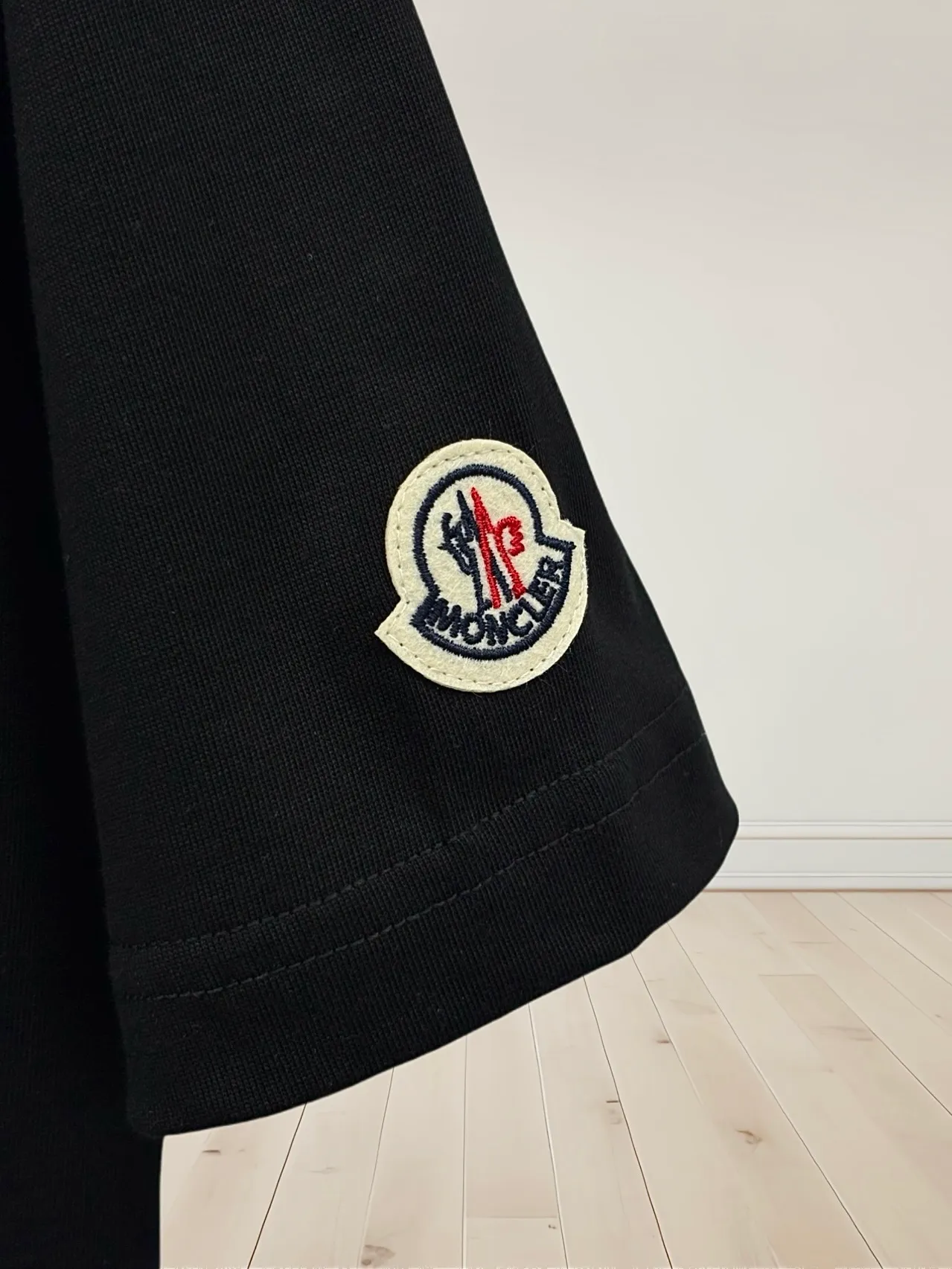 P150 [High Quality] Moncler new 👫 short-sleeved T-shirt, embroidered 🪡 with embroidery on the front and small logo on the cuffs. The latest model is exclusively available online! ! ~It’s both classic and fashionable, who doesn’t love it? It re-presents the classic, very eye-catching, with its own low-luxury aura and recognition! The traditional brand concept and modern advanced technology are perfectly combined. Coupled with an extremely modern and simple design, exclusive logo pattern design! The fabric is customized with 32 counts of 280g pure cotton fabric! The texture of this model is quite impressive. You can tell the specifications and grades at your fingertips. The level of finesse and breathability are top-notch! The same style for men and women, complete with three standards. Color: Black/White Size: S-ⅹL