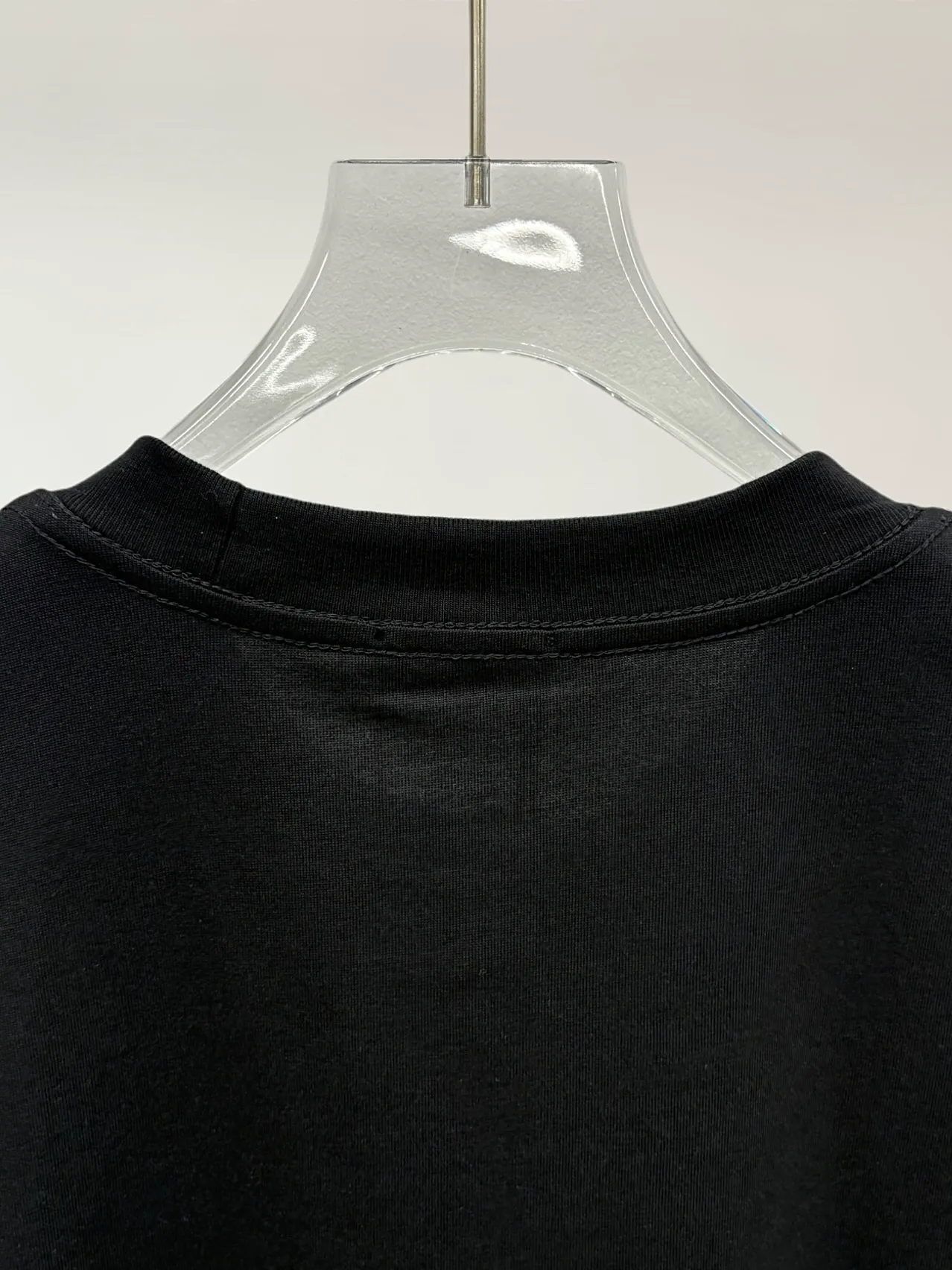P150 [High Quality] Moncler new 👫 short-sleeved T-shirt, embroidered 🪡 with embroidery on the front and small logo on the cuffs. The latest model is exclusively available online! ! ~It’s both classic and fashionable, who doesn’t love it? It re-presents the classic, very eye-catching, with its own low-luxury aura and recognition! The traditional brand concept and modern advanced technology are perfectly combined. Coupled with an extremely modern and simple design, exclusive logo pattern design! The fabric is customized with 32 counts of 280g pure cotton fabric! The texture of this model is quite impressive. You can tell the specifications and grades at your fingertips. The level of finesse and breathability are top-notch! The same style for men and women, complete with three standards. Color: Black/White Size: S-ⅹL