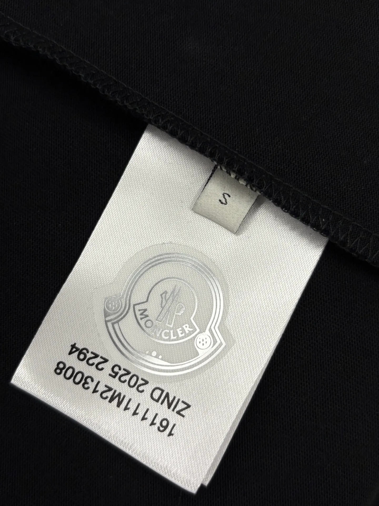 P150 [High Quality] Moncler new 👫 short-sleeved T-shirt, embroidered 🪡 with embroidery on the front and small logo on the cuffs. The latest model is exclusively available online! ! ~It’s both classic and fashionable, who doesn’t love it? It re-presents the classic, very eye-catching, with its own low-luxury aura and recognition! The traditional brand concept and modern advanced technology are perfectly combined. Coupled with an extremely modern and simple design, exclusive logo pattern design! The fabric is customized with 32 counts of 280g pure cotton fabric! The texture of this model is quite impressive. You can tell the specifications and grades at your fingertips. The level of finesse and breathability are top-notch! The same style for men and women, complete with three standards. Color: Black/White Size: S-ⅹL