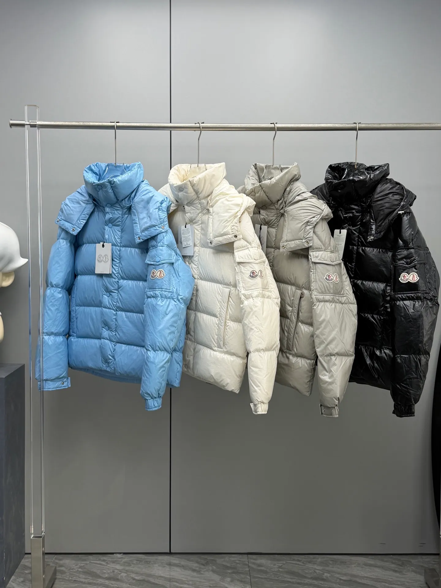 P960 Moncler Maya 70th Anniversary Removable Hood Couple's Down Jacket for Men and Women. The down jacket is specially designed to celebrate the brand's 70th anniversary and is made of metallic nylon. Adhering to tradition and embracing innovation, the Moncler Maya 70 felt logo armband has a bright personality. It has a zipper closure and a snap button on the front flap. Featuring internal zippers and external pockets, adjustable cuffs with snap buttons, elastic hood and hem, the Moncler Maya 70 down jacket combines the real world with the digital realm. This iconic down jacket is interpreted in metallic colors and is available in limited quantities. Down jacket version performed by artist Antoni Tudisco. A classic cropped design that transcends seasons and styles, it features a statement silhouette, removable hood and adjustable hem. The sleeves are decorated with the brand's signature classic patch pockets and a patchwork logo designed to celebrate the 70th anniversary. Color: sky blue, ivory white, gray, black Size: 0-1-2-3