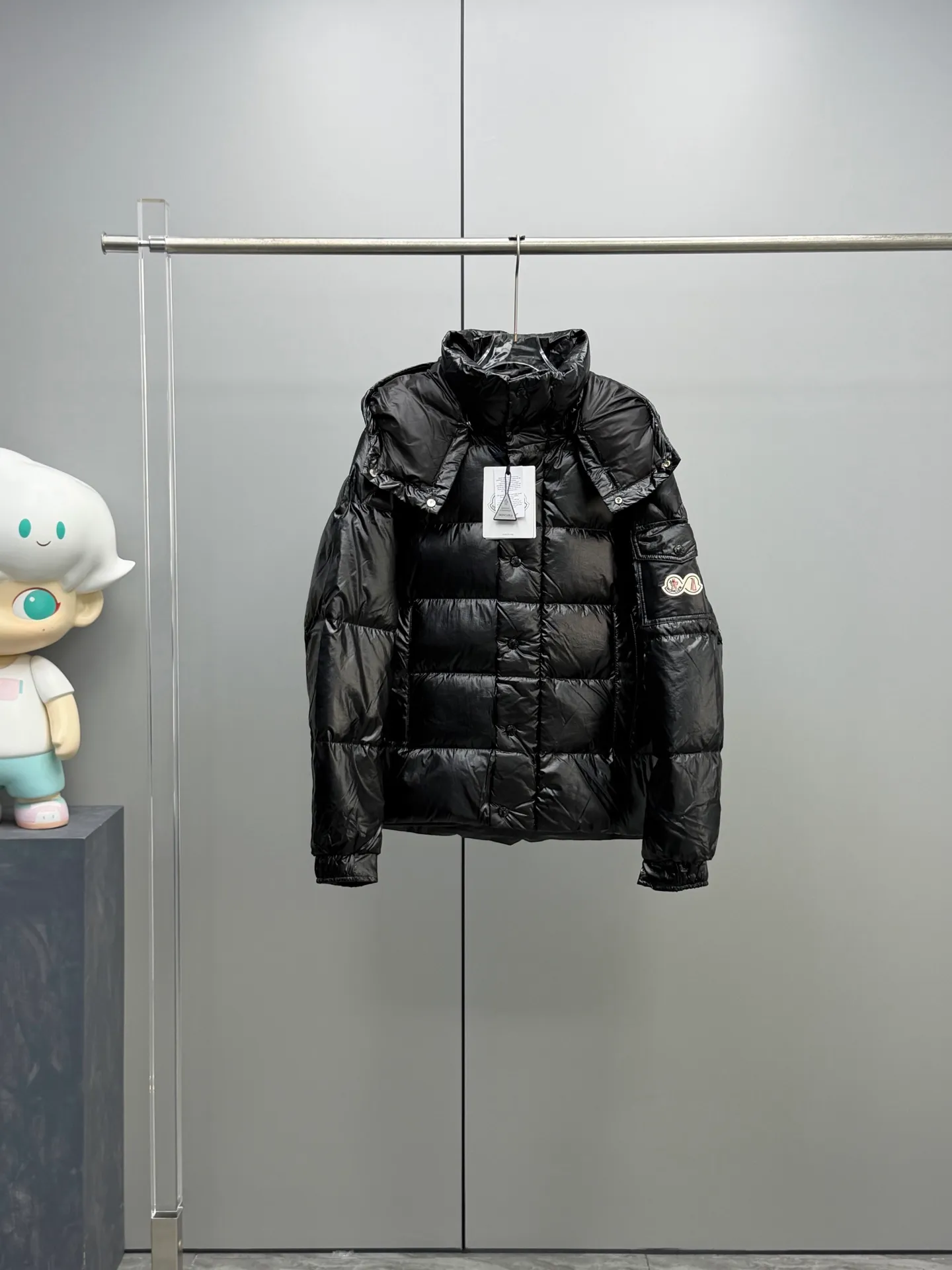 P960 Moncler Maya 70th Anniversary Removable Hood Couple's Down Jacket for Men and Women. The down jacket is specially designed to celebrate the brand's 70th anniversary and is made of metallic nylon. Adhering to tradition and embracing innovation, the Moncler Maya 70 felt logo armband has a bright personality. It has a zipper closure and a snap button on the front flap. Featuring internal zippers and external pockets, adjustable cuffs with snap buttons, elastic hood and hem, the Moncler Maya 70 down jacket combines the real world with the digital realm. This iconic down jacket is interpreted in metallic colors and is available in limited quantities. Down jacket version performed by artist Antoni Tudisco. A classic cropped design that transcends seasons and styles, it features a statement silhouette, removable hood and adjustable hem. The sleeves are decorated with the brand's signature classic patch pockets and a patchwork logo designed to celebrate the 70th anniversary. Color: sky blue, ivory white, gray, black Size: 0-1-2-3