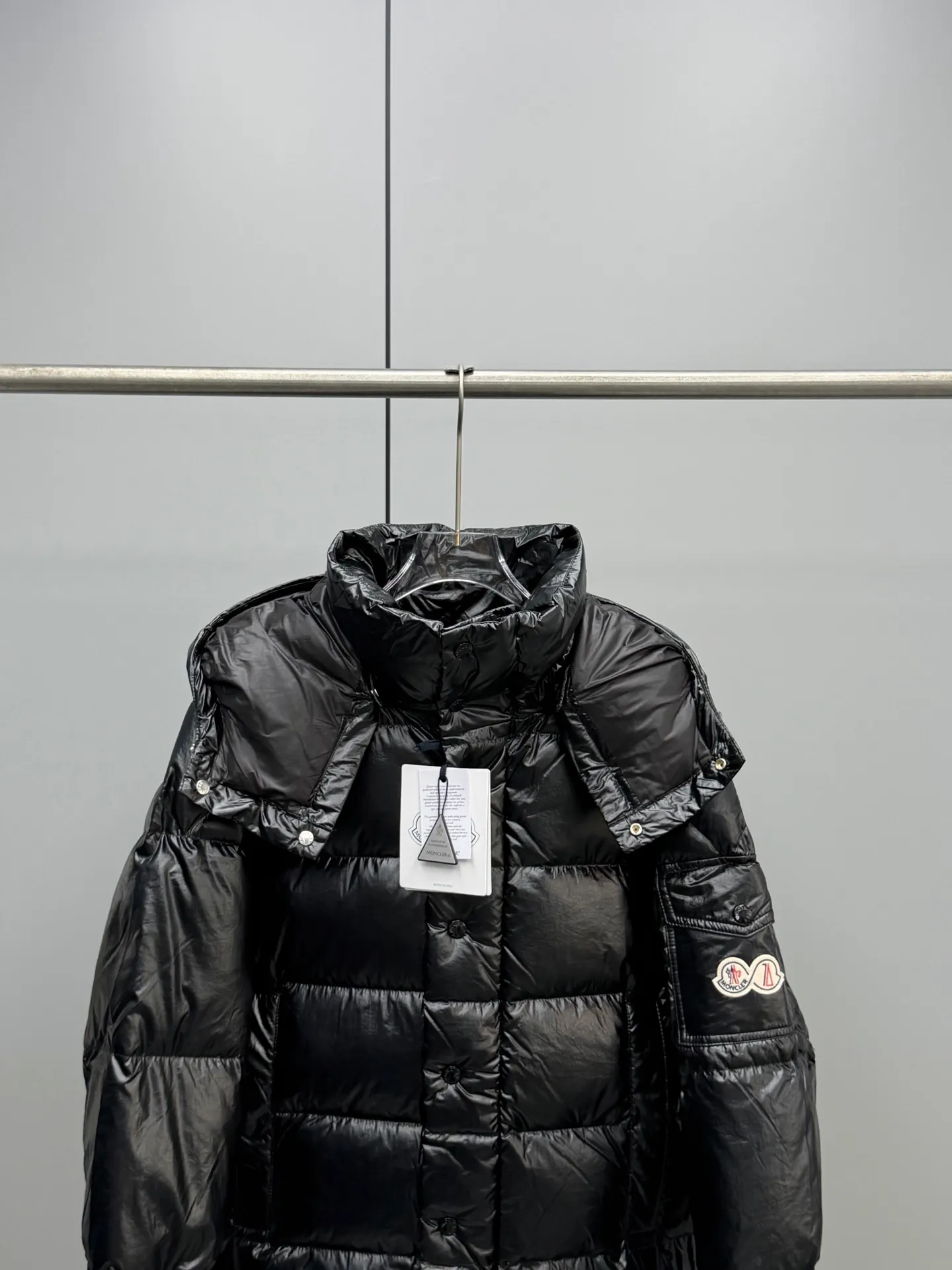 P960 Moncler Maya 70th Anniversary Removable Hood Couple's Down Jacket for Men and Women. The down jacket is specially designed to celebrate the brand's 70th anniversary and is made of metallic nylon. Adhering to tradition and embracing innovation, the Moncler Maya 70 felt logo armband has a bright personality. It has a zipper closure and a snap button on the front flap. Featuring internal zippers and external pockets, adjustable cuffs with snap buttons, elastic hood and hem, the Moncler Maya 70 down jacket combines the real world with the digital realm. This iconic down jacket is interpreted in metallic colors and is available in limited quantities. Down jacket version performed by artist Antoni Tudisco. A classic cropped design that transcends seasons and styles, it features a statement silhouette, removable hood and adjustable hem. The sleeves are decorated with the brand's signature classic patch pockets and a patchwork logo designed to celebrate the 70th anniversary. Color: sky blue, ivory white, gray, black Size: 0-1-2-3