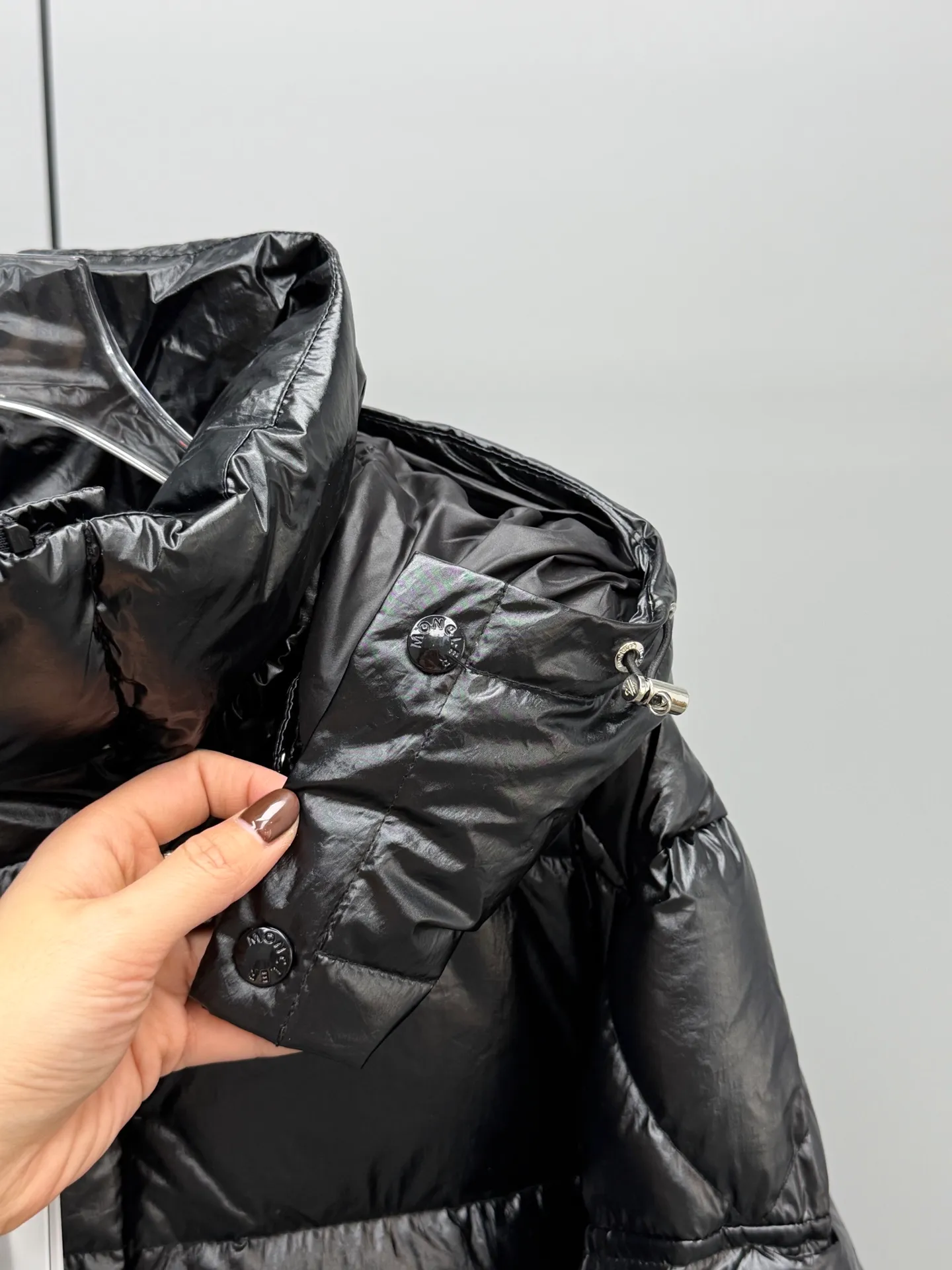 P960 Moncler Maya 70th Anniversary Removable Hood Couple's Down Jacket for Men and Women. The down jacket is specially designed to celebrate the brand's 70th anniversary and is made of metallic nylon. Adhering to tradition and embracing innovation, the Moncler Maya 70 felt logo armband has a bright personality. It has a zipper closure and a snap button on the front flap. Featuring internal zippers and external pockets, adjustable cuffs with snap buttons, elastic hood and hem, the Moncler Maya 70 down jacket combines the real world with the digital realm. This iconic down jacket is interpreted in metallic colors and is available in limited quantities. Down jacket version performed by artist Antoni Tudisco. A classic cropped design that transcends seasons and styles, it features a statement silhouette, removable hood and adjustable hem. The sleeves are decorated with the brand's signature classic patch pockets and a patchwork logo designed to celebrate the 70th anniversary. Color: sky blue, ivory white, gray, black Size: 0-1-2-3