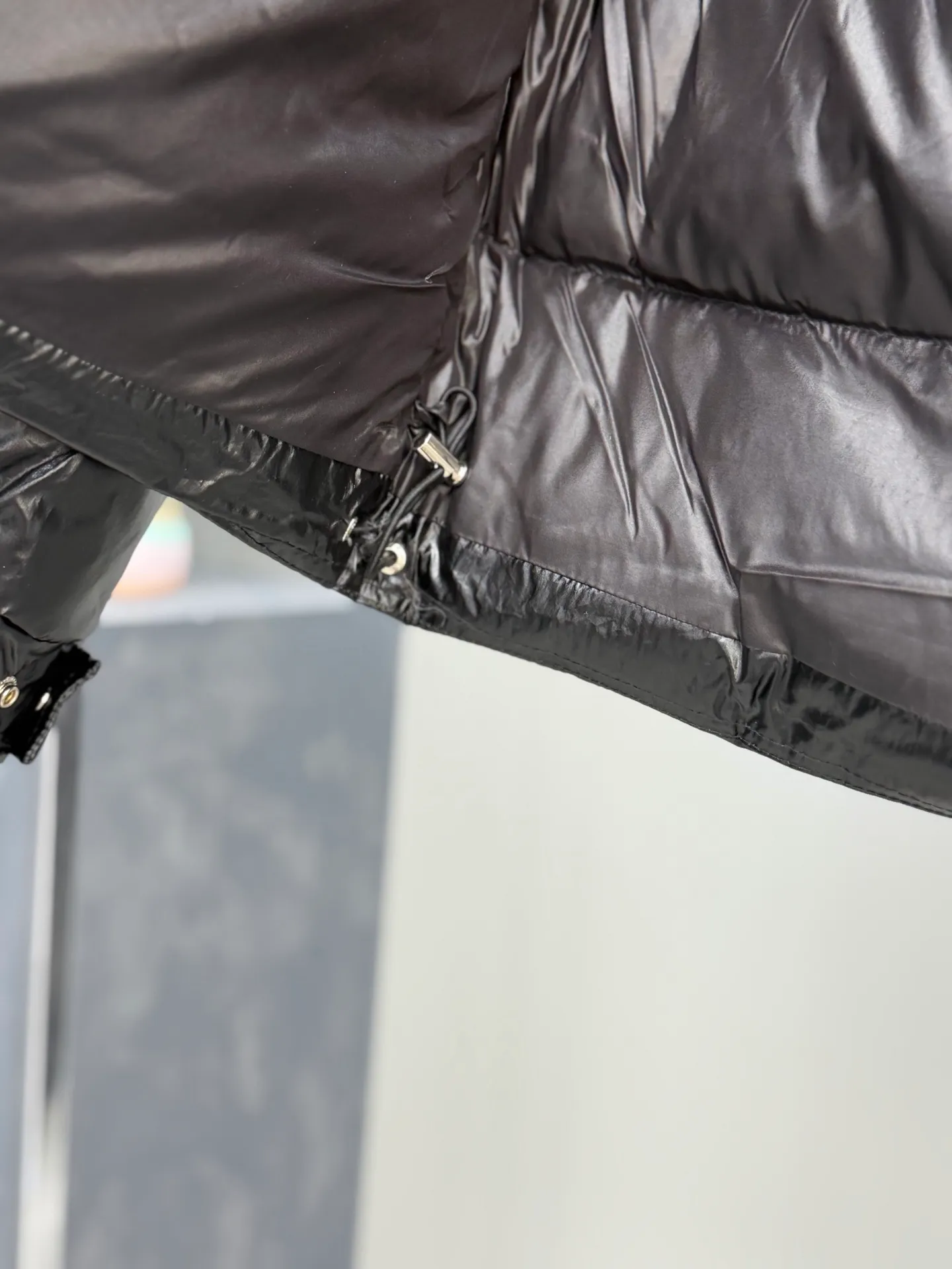 P960 Moncler Maya 70th Anniversary Removable Hood Couple's Down Jacket for Men and Women. The down jacket is specially designed to celebrate the brand's 70th anniversary and is made of metallic nylon. Adhering to tradition and embracing innovation, the Moncler Maya 70 felt logo armband has a bright personality. It has a zipper closure and a snap button on the front flap. Featuring internal zippers and external pockets, adjustable cuffs with snap buttons, elastic hood and hem, the Moncler Maya 70 down jacket combines the real world with the digital realm. This iconic down jacket is interpreted in metallic colors and is available in limited quantities. Down jacket version performed by artist Antoni Tudisco. A classic cropped design that transcends seasons and styles, it features a statement silhouette, removable hood and adjustable hem. The sleeves are decorated with the brand's signature classic patch pockets and a patchwork logo designed to celebrate the 70th anniversary. Color: sky blue, ivory white, gray, black Size: 0-1-2-3
