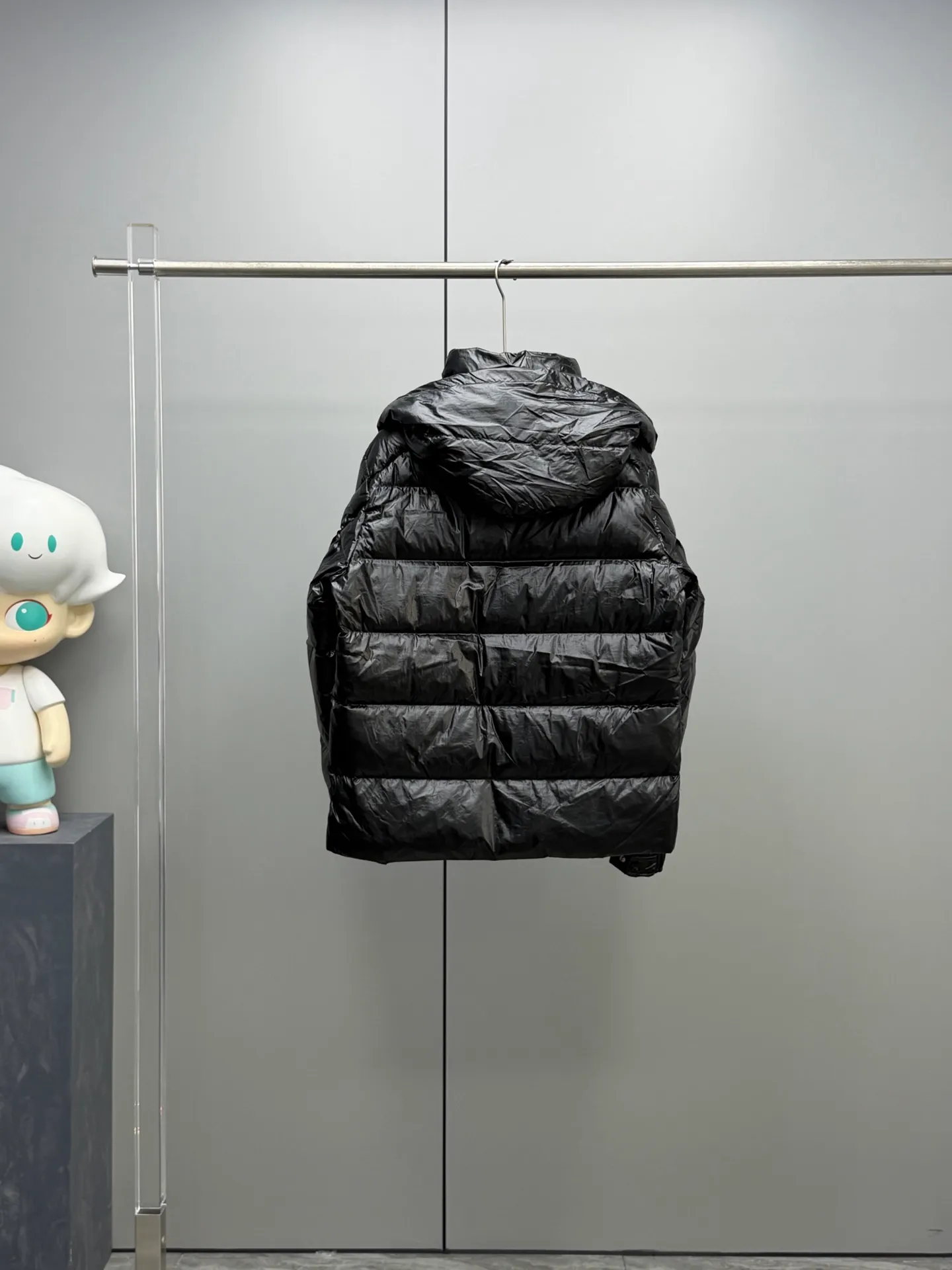 P960 Moncler Maya 70th Anniversary Removable Hood Couple's Down Jacket for Men and Women. The down jacket is specially designed to celebrate the brand's 70th anniversary and is made of metallic nylon. Adhering to tradition and embracing innovation, the Moncler Maya 70 felt logo armband has a bright personality. It has a zipper closure and a snap button on the front flap. Featuring internal zippers and external pockets, adjustable cuffs with snap buttons, elastic hood and hem, the Moncler Maya 70 down jacket combines the real world with the digital realm. This iconic down jacket is interpreted in metallic colors and is available in limited quantities. Down jacket version performed by artist Antoni Tudisco. A classic cropped design that transcends seasons and styles, it features a statement silhouette, removable hood and adjustable hem. The sleeves are decorated with the brand's signature classic patch pockets and a patchwork logo designed to celebrate the 70th anniversary. Color: sky blue, ivory white, gray, black Size: 0-1-2-3