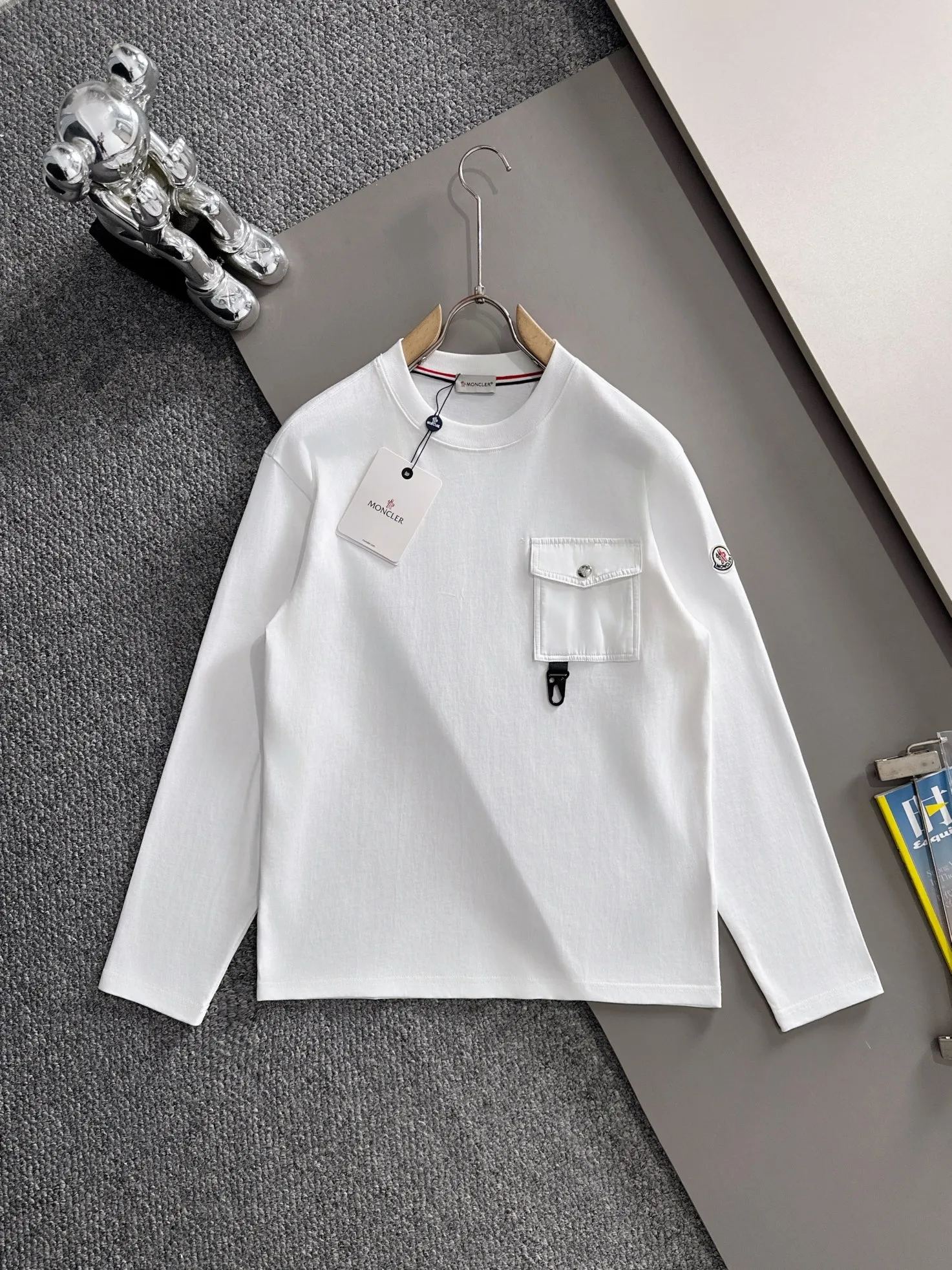 P190 Moncler 2025 New Style Woven Pocket Splicing Technology Customized Small Logo Same Style for Men and Women Long-sleeved T-shirt ·Customized 280g pure cotton fabric ·Dyeing 32 counts of double thread ·Collar label, hangtag, main mark and three complete labels Color: White Size: XS S M L