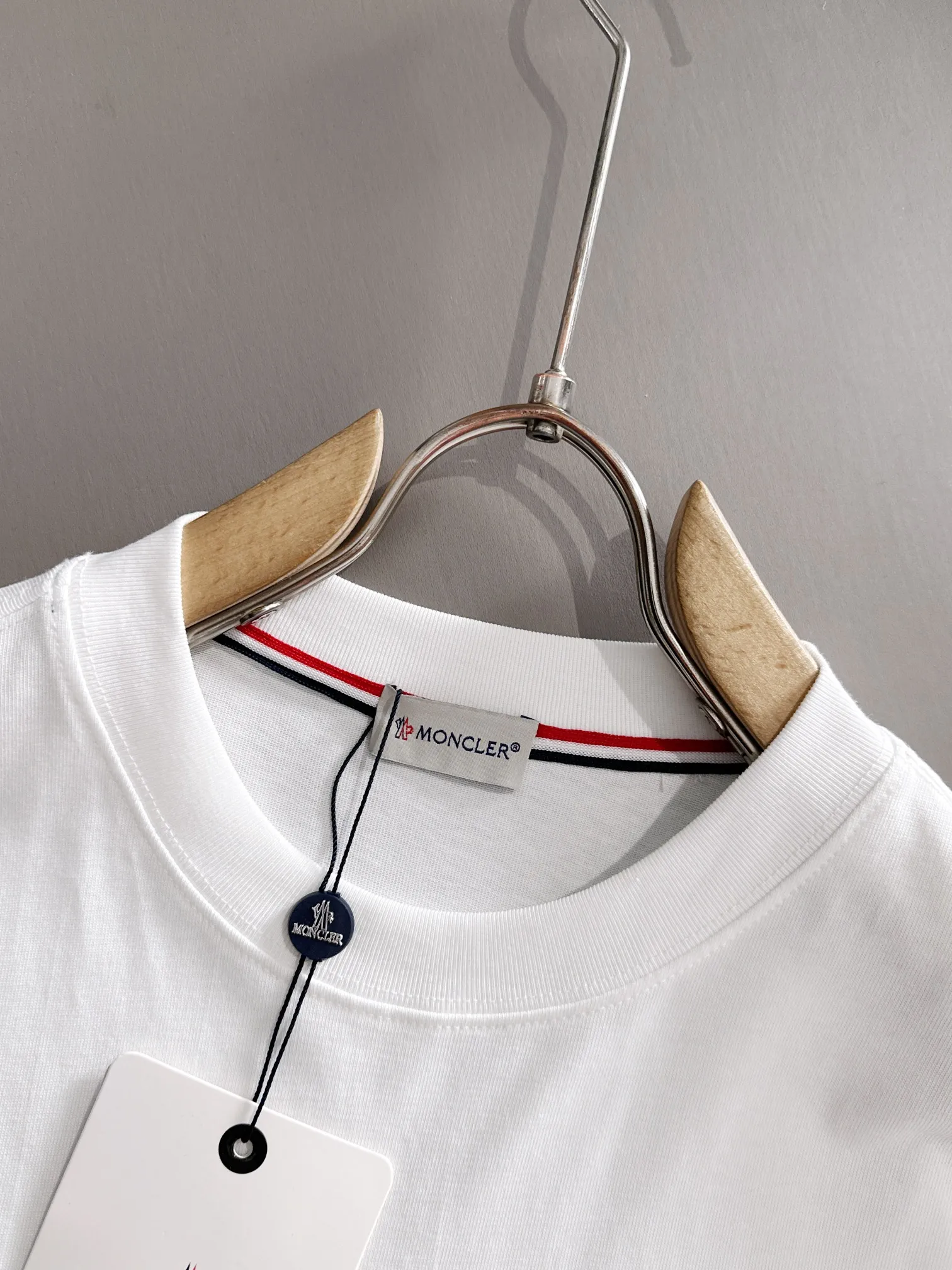 P190 Moncler 2025 New Style Woven Pocket Splicing Technology Customized Small Logo Same Style for Men and Women Long-sleeved T-shirt ·Customized 280g pure cotton fabric ·Dyeing 32 counts of double thread ·Collar label, hangtag, main mark and three complete labels Color: White Size: XS S M L