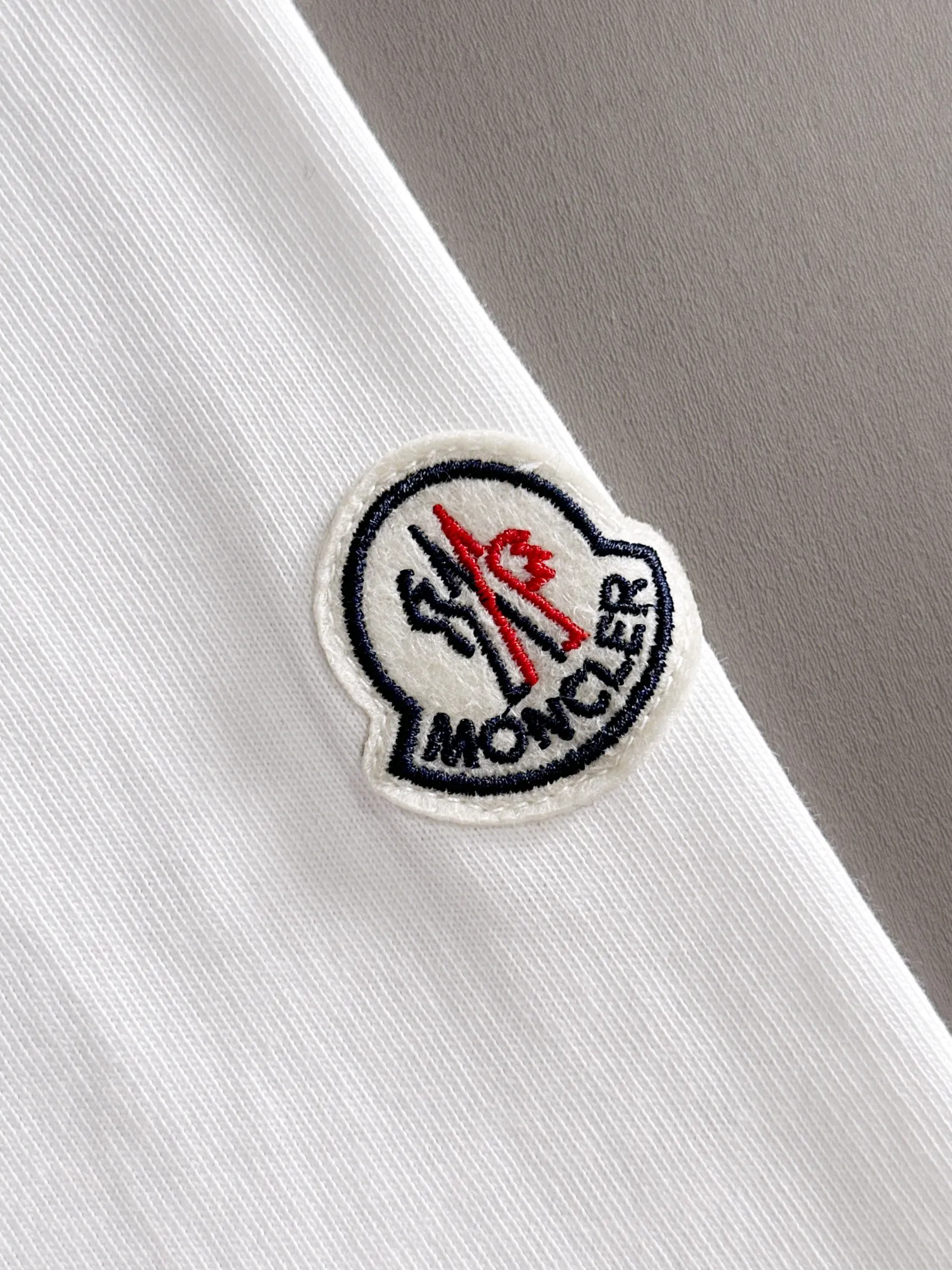 P190 Moncler 2025 New Style Woven Pocket Splicing Technology Customized Small Logo Same Style for Men and Women Long-sleeved T-shirt ·Customized 280g pure cotton fabric ·Dyeing 32 counts of double thread ·Collar label, hangtag, main mark and three complete labels Color: White Size: XS S M L