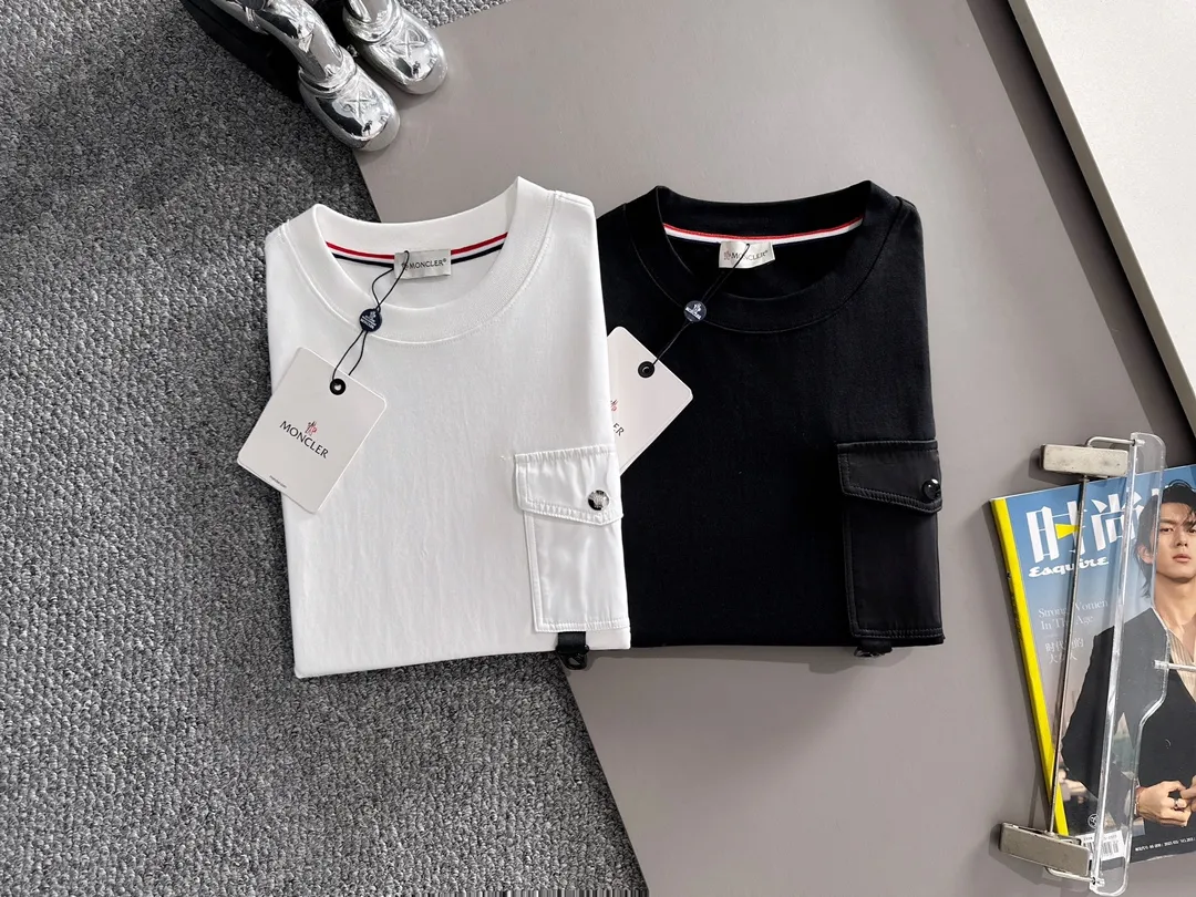P190 Moncler 2025 New Style Woven Pocket Splicing Technology Customized Small Logo Same Style for Men and Women Long-sleeved T-shirt ·Customized 280g pure cotton fabric ·Dyeing 32 counts of double thread ·Collar label, hangtag, main mark and three complete labels Color: White Size: XS S M L