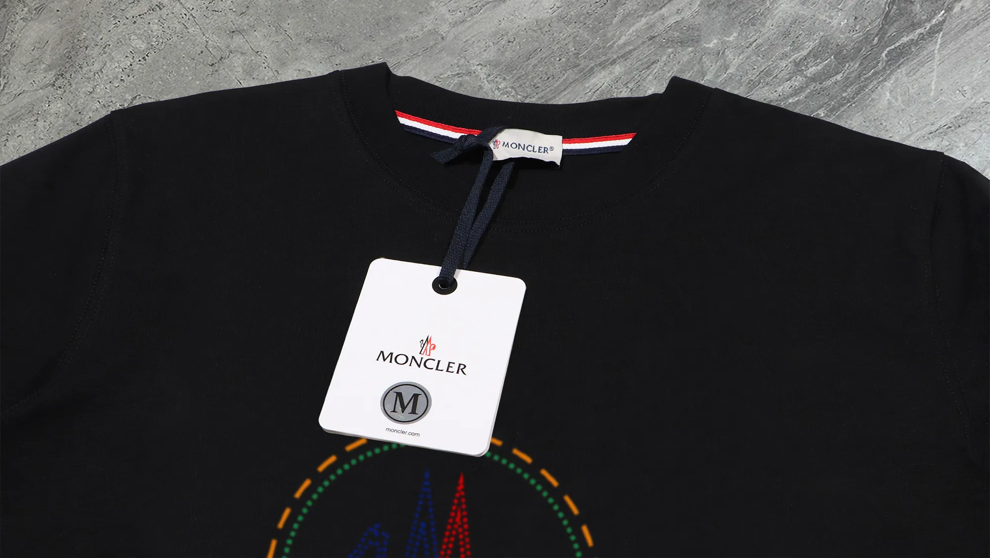 P210 High-version sweatshirt) [Long-term stock] 〖𝐌𝐎𝐍𝐂𝐋𝐄𝐑~Mask〗 Made of 440g heavy-weight fabric. It is different from the market currency. It can be matched with any variety and is properly handsome. 😎The whole dress is made of double waistcoats. The double waistcoats make the whole dress more three-dimensional. Not ordinary factories can do such fine work. 2025 Spring runway version of the T stage, on sale at the counter, round neck terry sweatshirt, high-end double-strand pure cotton, custom-made stretch ribs, dyed in the same vat, complete with three standards, matched with exquisite embroidered LOGO on the chest, simple and advanced, same style for men and women. Color: black, apricot, white, size: S M L XL 2XL