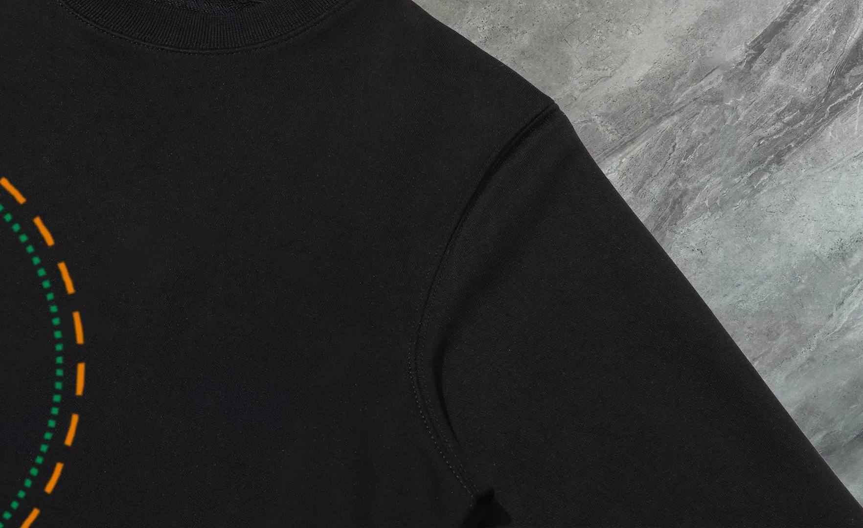 P210 High-version sweatshirt) [Long-term stock] 〖𝐌𝐎𝐍𝐂𝐋𝐄𝐑~Mask〗 Made of 440g heavy-weight fabric. It is different from the market currency. It can be matched with any variety and is properly handsome. 😎The whole dress is made of double waistcoats. The double waistcoats make the whole dress more three-dimensional. Not ordinary factories can do such fine work. 2025 Spring runway version of the T stage, on sale at the counter, round neck terry sweatshirt, high-end double-strand pure cotton, custom-made stretch ribs, dyed in the same vat, complete with three standards, matched with exquisite embroidered LOGO on the chest, simple and advanced, same style for men and women. Color: black, apricot, white, size: S M L XL 2XL