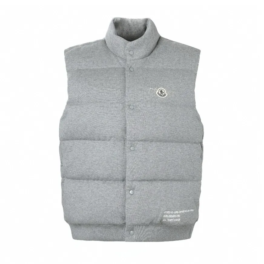 P770 Exclusive supply] Moncler Hiroshi Fujiwara co-branded down vest is a lightweight knitted fabric made of 90 national standard high-quality white duck down and 100% cotton fiber. The fiber characteristics are soft to the touch. The knitted structure gives the fabric a certain degree of elasticity in the horizontal and vertical directions. Even though it is a down vest, it can move freely without any sense of restraint. The air between the coils circulates freely and has good breathability. It is not easy to accumulate moisture inside, improving the wearing experience. The inner fabric is made of ultra-fine nylon denier woven high-density lining, with a thickness of 0.08mm to avoid increasing the overall weight and making it smooth to wear. The high-density woven structure forms a wind resistance layer to protect the thermal efficiency of the thermal insulation layer from loss. It can also withstand the expansion pressure of down and prevent deformation and damage after long-term use. Through the high-precision calculation system of the computerized embroidery machine, the collaborative operation of the machine head, needle bar, and bobbin is controlled. The fabric frame moves accurately in the horizontal and vertical directions to form a stitch track. The upper and lower thread tensions are adjusted to ensure that the stitches are smooth and free of floating threads. The chest, lower front and lower back panels are decorated with three different letter embroideries. The finished product has clear patterns and no burrs on the edges. Selected high-fill velvet with a fill power of 650fp, light and warm, with excellent temperature locking performance and good resilience. Size:S-M-L-XL