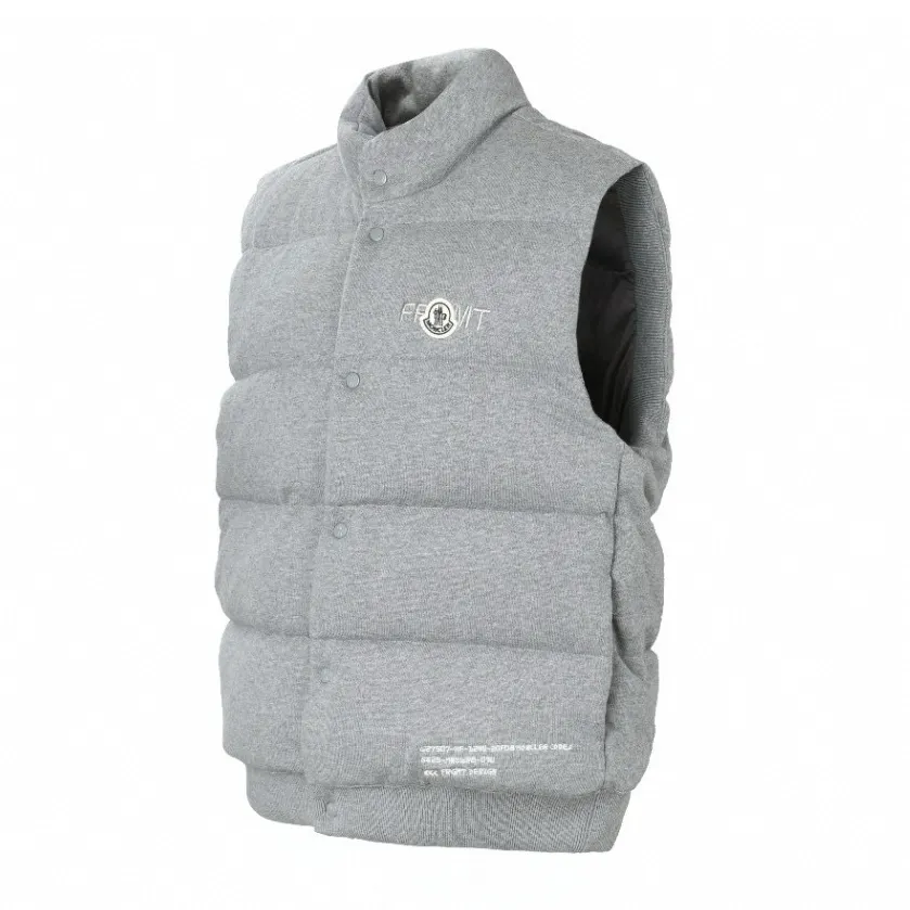 P770 Exclusive supply] Moncler Hiroshi Fujiwara co-branded down vest is a lightweight knitted fabric made of 90 national standard high-quality white duck down and 100% cotton fiber. The fiber characteristics are soft to the touch. The knitted structure gives the fabric a certain degree of elasticity in the horizontal and vertical directions. Even though it is a down vest, it can move freely without any sense of restraint. The air between the coils circulates freely and has good breathability. It is not easy to accumulate moisture inside, improving the wearing experience. The inner fabric is made of ultra-fine nylon denier woven high-density lining, with a thickness of 0.08mm to avoid increasing the overall weight and making it smooth to wear. The high-density woven structure forms a wind resistance layer to protect the thermal efficiency of the thermal insulation layer from loss. It can also withstand the expansion pressure of down and prevent deformation and damage after long-term use. Through the high-precision calculation system of the computerized embroidery machine, the collaborative operation of the machine head, needle bar, and bobbin is controlled. The fabric frame moves accurately in the horizontal and vertical directions to form a stitch track. The upper and lower thread tensions are adjusted to ensure that the stitches are smooth and free of floating threads. The chest, lower front and lower back panels are decorated with three different letter embroideries. The finished product has clear patterns and no burrs on the edges. Selected high-fill velvet with a fill power of 650fp, light and warm, with excellent temperature locking performance and good resilience. Size:S-M-L-XL