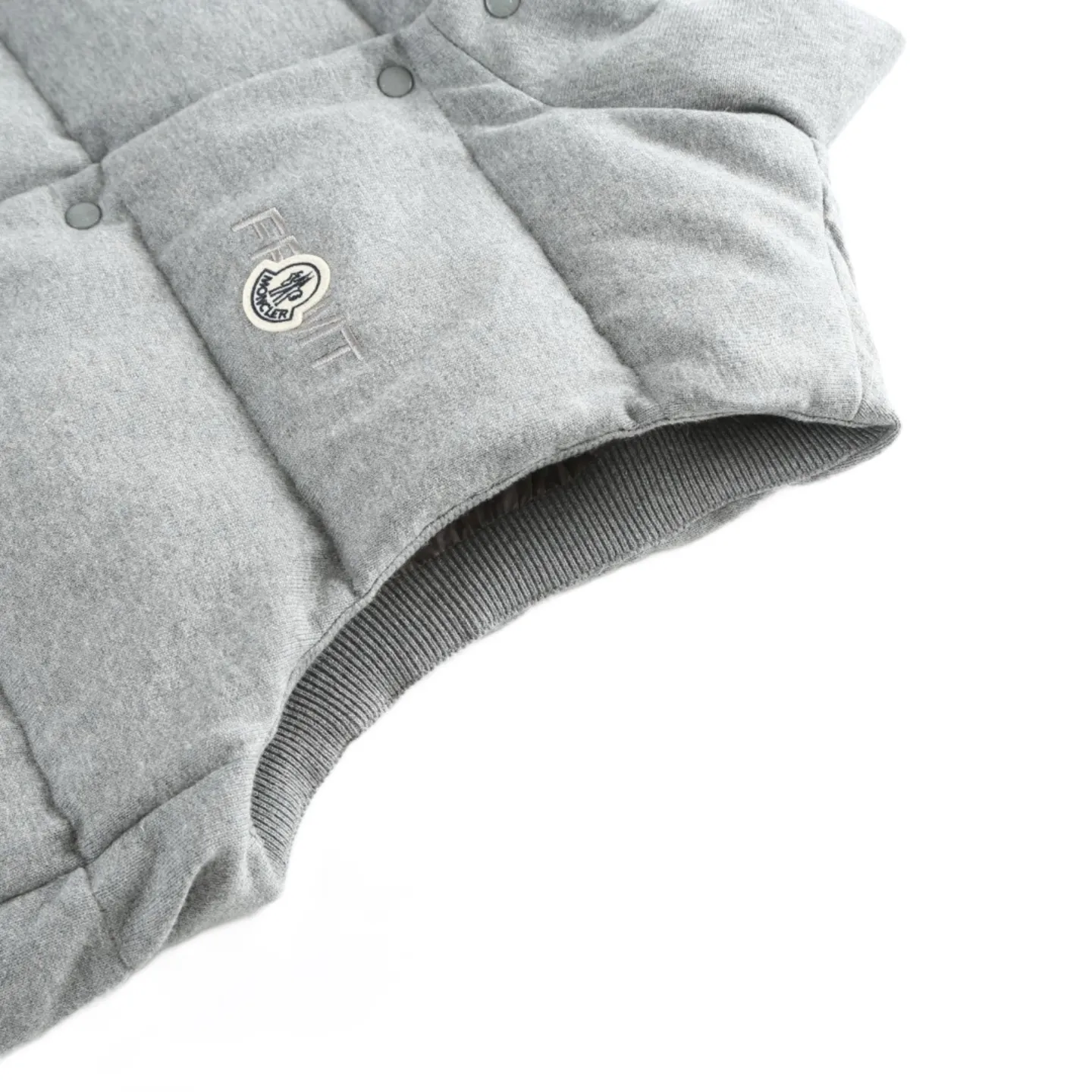 P770 Exclusive supply] Moncler Hiroshi Fujiwara co-branded down vest is a lightweight knitted fabric made of 90 national standard high-quality white duck down and 100% cotton fiber. The fiber characteristics are soft to the touch. The knitted structure gives the fabric a certain degree of elasticity in the horizontal and vertical directions. Even though it is a down vest, it can move freely without any sense of restraint. The air between the coils circulates freely and has good breathability. It is not easy to accumulate moisture inside, improving the wearing experience. The inner fabric is made of ultra-fine nylon denier woven high-density lining, with a thickness of 0.08mm to avoid increasing the overall weight and making it smooth to wear. The high-density woven structure forms a wind resistance layer to protect the thermal efficiency of the thermal insulation layer from loss. It can also withstand the expansion pressure of down and prevent deformation and damage after long-term use. Through the high-precision calculation system of the computerized embroidery machine, the collaborative operation of the machine head, needle bar, and bobbin is controlled. The fabric frame moves accurately in the horizontal and vertical directions to form a stitch track. The upper and lower thread tensions are adjusted to ensure that the stitches are smooth and free of floating threads. The chest, lower front and lower back panels are decorated with three different letter embroideries. The finished product has clear patterns and no burrs on the edges. Selected high-fill velvet with a fill power of 650fp, light and warm, with excellent temperature locking performance and good resilience. Size:S-M-L-XL