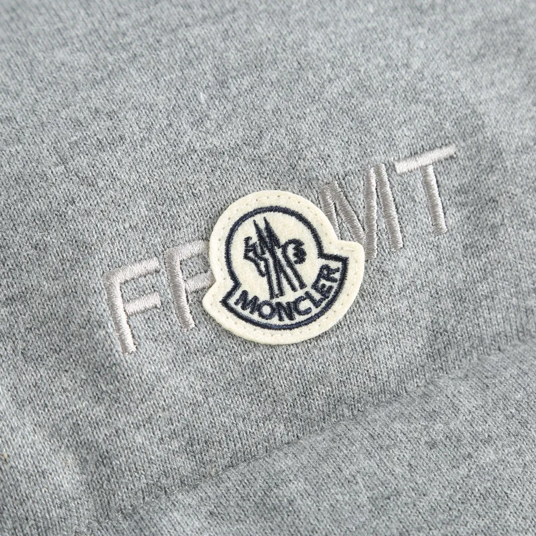 P770 Exclusive supply] Moncler Hiroshi Fujiwara co-branded down vest is a lightweight knitted fabric made of 90 national standard high-quality white duck down and 100% cotton fiber. The fiber characteristics are soft to the touch. The knitted structure gives the fabric a certain degree of elasticity in the horizontal and vertical directions. Even though it is a down vest, it can move freely without any sense of restraint. The air between the coils circulates freely and has good breathability. It is not easy to accumulate moisture inside, improving the wearing experience. The inner fabric is made of ultra-fine nylon denier woven high-density lining, with a thickness of 0.08mm to avoid increasing the overall weight and making it smooth to wear. The high-density woven structure forms a wind resistance layer to protect the thermal efficiency of the thermal insulation layer from loss. It can also withstand the expansion pressure of down and prevent deformation and damage after long-term use. Through the high-precision calculation system of the computerized embroidery machine, the collaborative operation of the machine head, needle bar, and bobbin is controlled. The fabric frame moves accurately in the horizontal and vertical directions to form a stitch track. The upper and lower thread tensions are adjusted to ensure that the stitches are smooth and free of floating threads. The chest, lower front and lower back panels are decorated with three different letter embroideries. The finished product has clear patterns and no burrs on the edges. Selected high-fill velvet with a fill power of 650fp, light and warm, with excellent temperature locking performance and good resilience. Size:S-M-L-XL