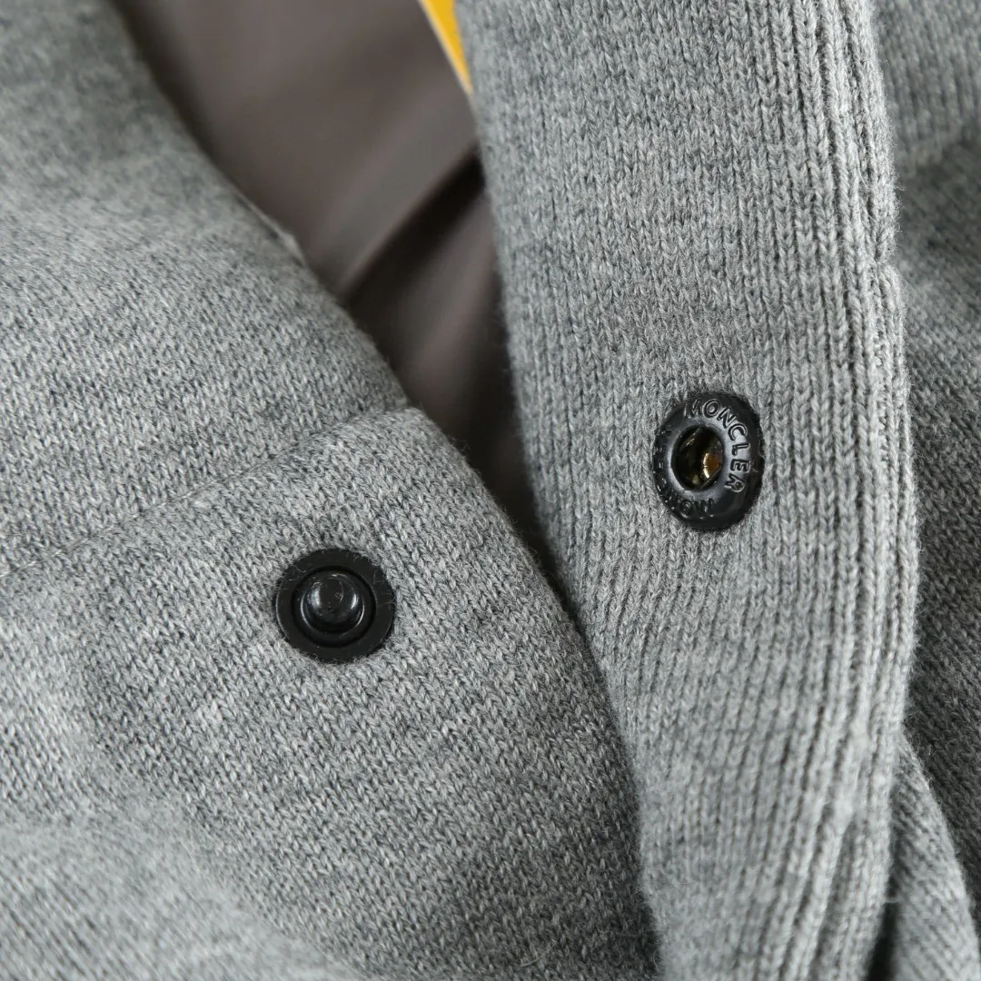 P770 Exclusive supply] Moncler Hiroshi Fujiwara co-branded down vest is a lightweight knitted fabric made of 90 national standard high-quality white duck down and 100% cotton fiber. The fiber characteristics are soft to the touch. The knitted structure gives the fabric a certain degree of elasticity in the horizontal and vertical directions. Even though it is a down vest, it can move freely without any sense of restraint. The air between the coils circulates freely and has good breathability. It is not easy to accumulate moisture inside, improving the wearing experience. The inner fabric is made of ultra-fine nylon denier woven high-density lining, with a thickness of 0.08mm to avoid increasing the overall weight and making it smooth to wear. The high-density woven structure forms a wind resistance layer to protect the thermal efficiency of the thermal insulation layer from loss. It can also withstand the expansion pressure of down and prevent deformation and damage after long-term use. Through the high-precision calculation system of the computerized embroidery machine, the collaborative operation of the machine head, needle bar, and bobbin is controlled. The fabric frame moves accurately in the horizontal and vertical directions to form a stitch track. The upper and lower thread tensions are adjusted to ensure that the stitches are smooth and free of floating threads. The chest, lower front and lower back panels are decorated with three different letter embroideries. The finished product has clear patterns and no burrs on the edges. Selected high-fill velvet with a fill power of 650fp, light and warm, with excellent temperature locking performance and good resilience. Size:S-M-L-XL