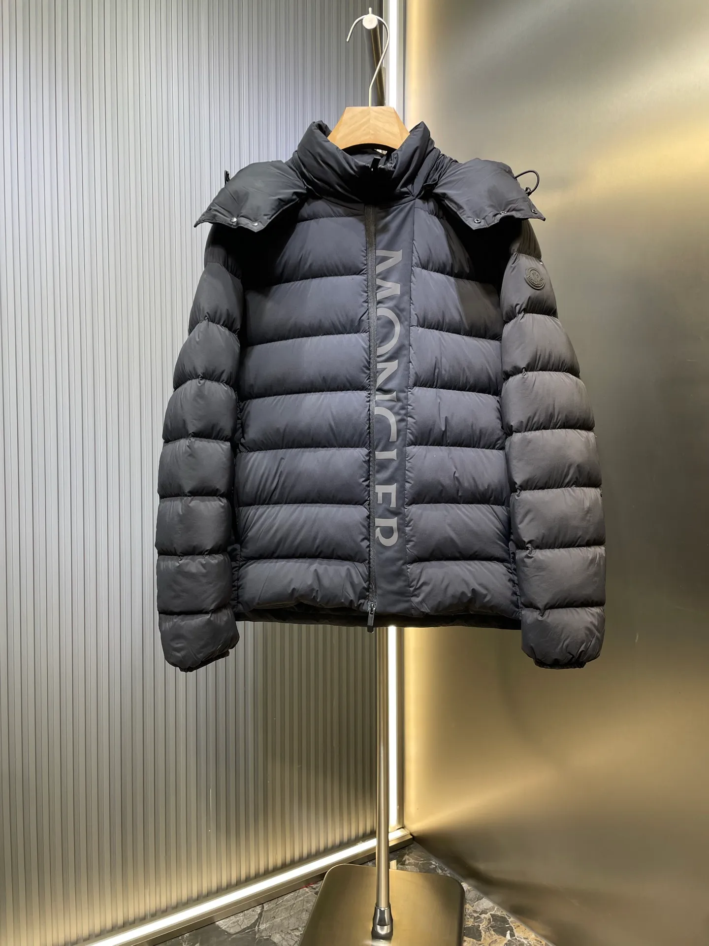 P980 moncler🌟 New hooded down jacket for autumn and winter! Fashionable and warm down jacket! The trading company ordered good goods, and the official website sells them simultaneously. h is the most limited-edition warm, fashionable and casual down jacket for boys in autumn and winter! Filled with 90% white duck down, it has excellent fluffiness, excellent thermal insulation effect, exquisite details, stylish and handsome upper body, moderate thickness without being bloated, high-end quality. 1-5 yards. Please state your height and weight when placing an order size: s-xl