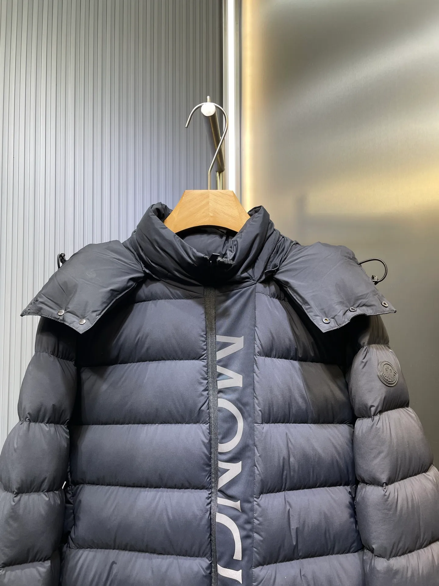 P980 moncler🌟 New hooded down jacket for autumn and winter! Fashionable and warm down jacket! The trading company ordered good goods, and the official website sells them simultaneously. h is the most limited-edition warm, fashionable and casual down jacket for boys in autumn and winter! Filled with 90% white duck down, it has excellent fluffiness, excellent thermal insulation effect, exquisite details, stylish and handsome upper body, moderate thickness without being bloated, high-end quality. 1-5 yards. Please state your height and weight when placing an order size: s-xl