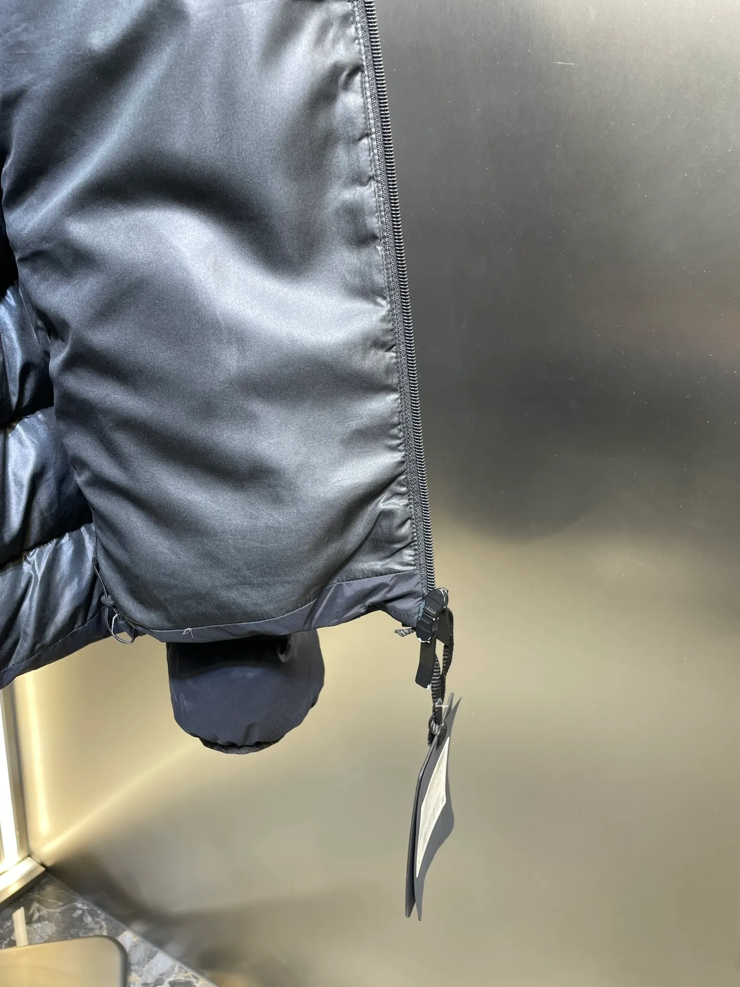 P980 moncler🌟 New hooded down jacket for autumn and winter! Fashionable and warm down jacket! The trading company ordered good goods, and the official website sells them simultaneously. h is the most limited-edition warm, fashionable and casual down jacket for boys in autumn and winter! Filled with 90% white duck down, it has excellent fluffiness, excellent thermal insulation effect, exquisite details, stylish and handsome upper body, moderate thickness without being bloated, high-end quality. 1-5 yards. Please state your height and weight when placing an order size: s-xl