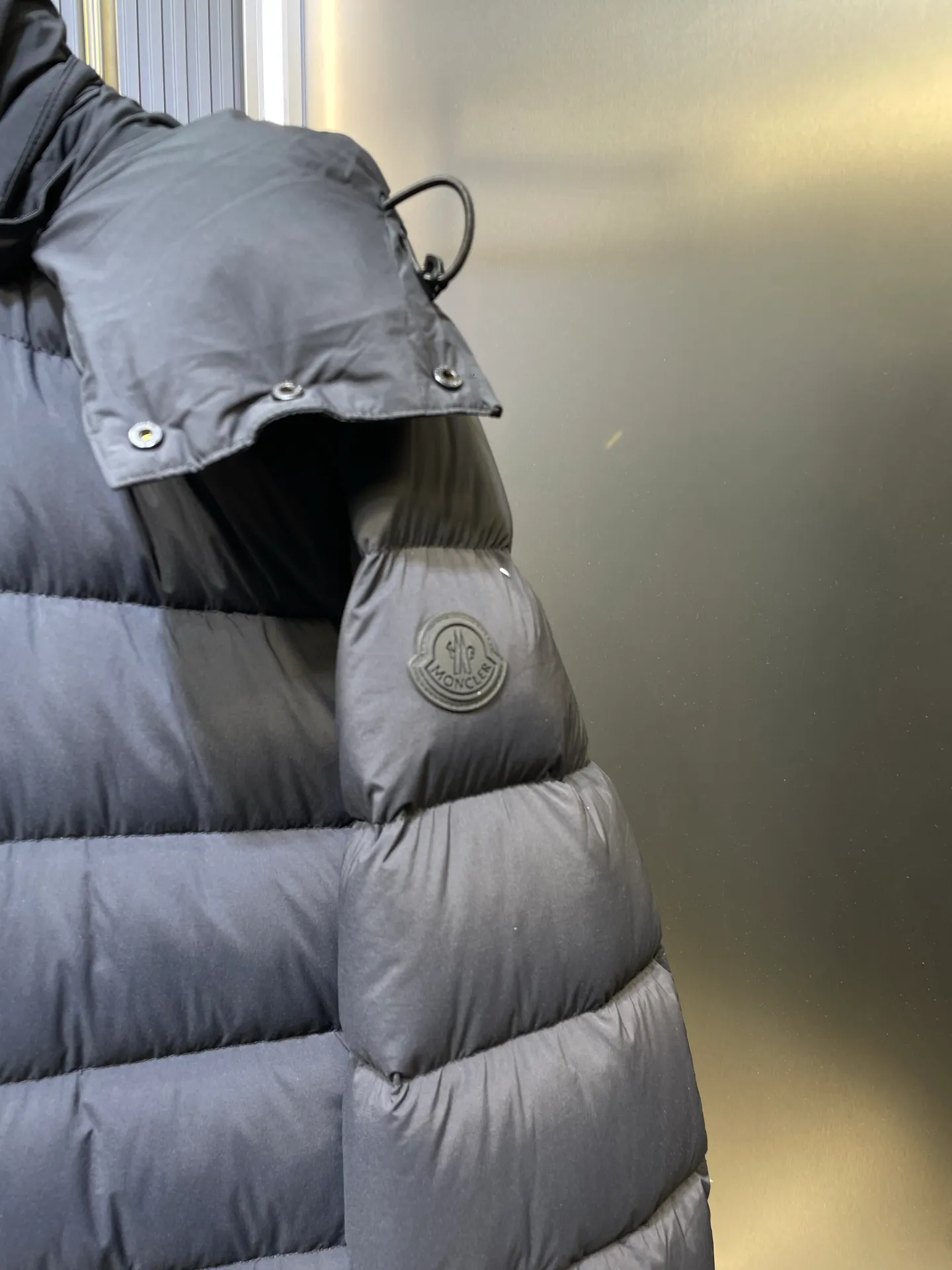 P980 moncler🌟 New hooded down jacket for autumn and winter! Fashionable and warm down jacket! The trading company ordered good goods, and the official website sells them simultaneously. h is the most limited-edition warm, fashionable and casual down jacket for boys in autumn and winter! Filled with 90% white duck down, it has excellent fluffiness, excellent thermal insulation effect, exquisite details, stylish and handsome upper body, moderate thickness without being bloated, high-end quality. 1-5 yards. Please state your height and weight when placing an order size: s-xl