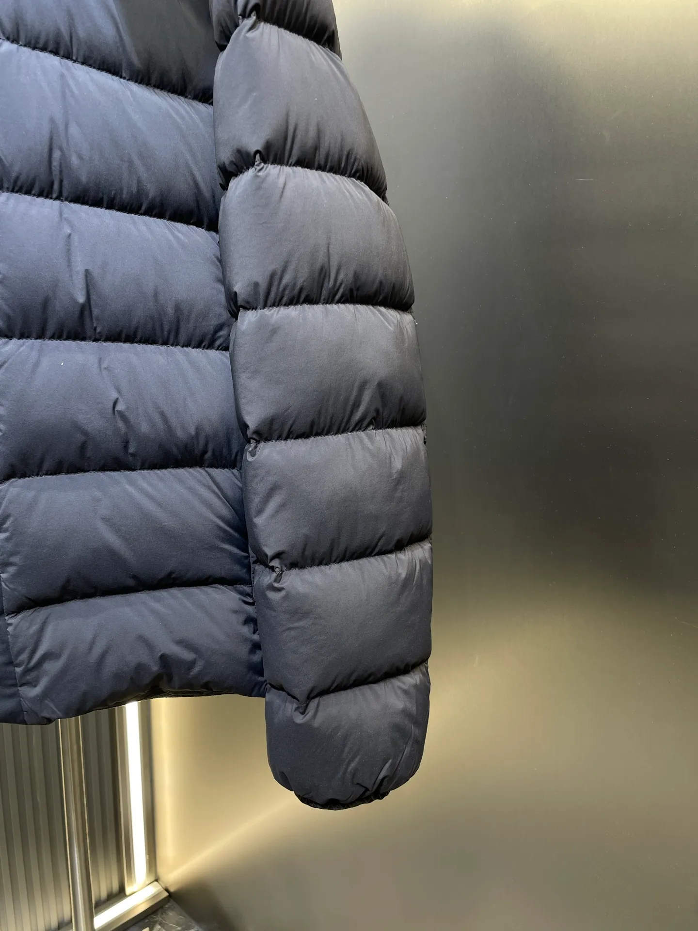 P980 moncler🌟 New hooded down jacket for autumn and winter! Fashionable and warm down jacket! The trading company ordered good goods, and the official website sells them simultaneously. h is the most limited-edition warm, fashionable and casual down jacket for boys in autumn and winter! Filled with 90% white duck down, it has excellent fluffiness, excellent thermal insulation effect, exquisite details, stylish and handsome upper body, moderate thickness without being bloated, high-end quality. 1-5 yards. Please state your height and weight when placing an order size: s-xl