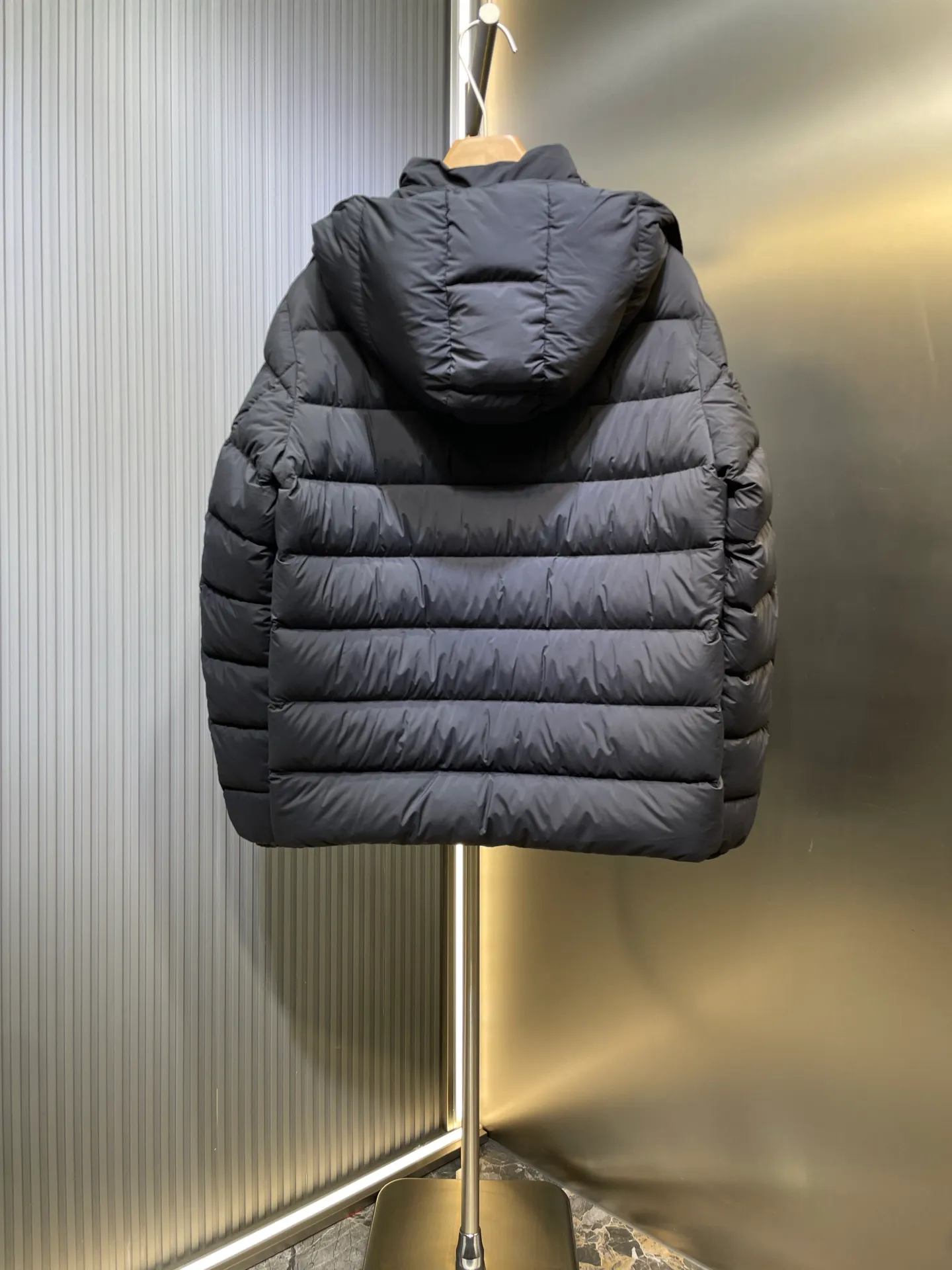 P980 moncler🌟 New hooded down jacket for autumn and winter! Fashionable and warm down jacket! The trading company ordered good goods, and the official website sells them simultaneously. h is the most limited-edition warm, fashionable and casual down jacket for boys in autumn and winter! Filled with 90% white duck down, it has excellent fluffiness, excellent thermal insulation effect, exquisite details, stylish and handsome upper body, moderate thickness without being bloated, high-end quality. 1-5 yards. Please state your height and weight when placing an order size: s-xl