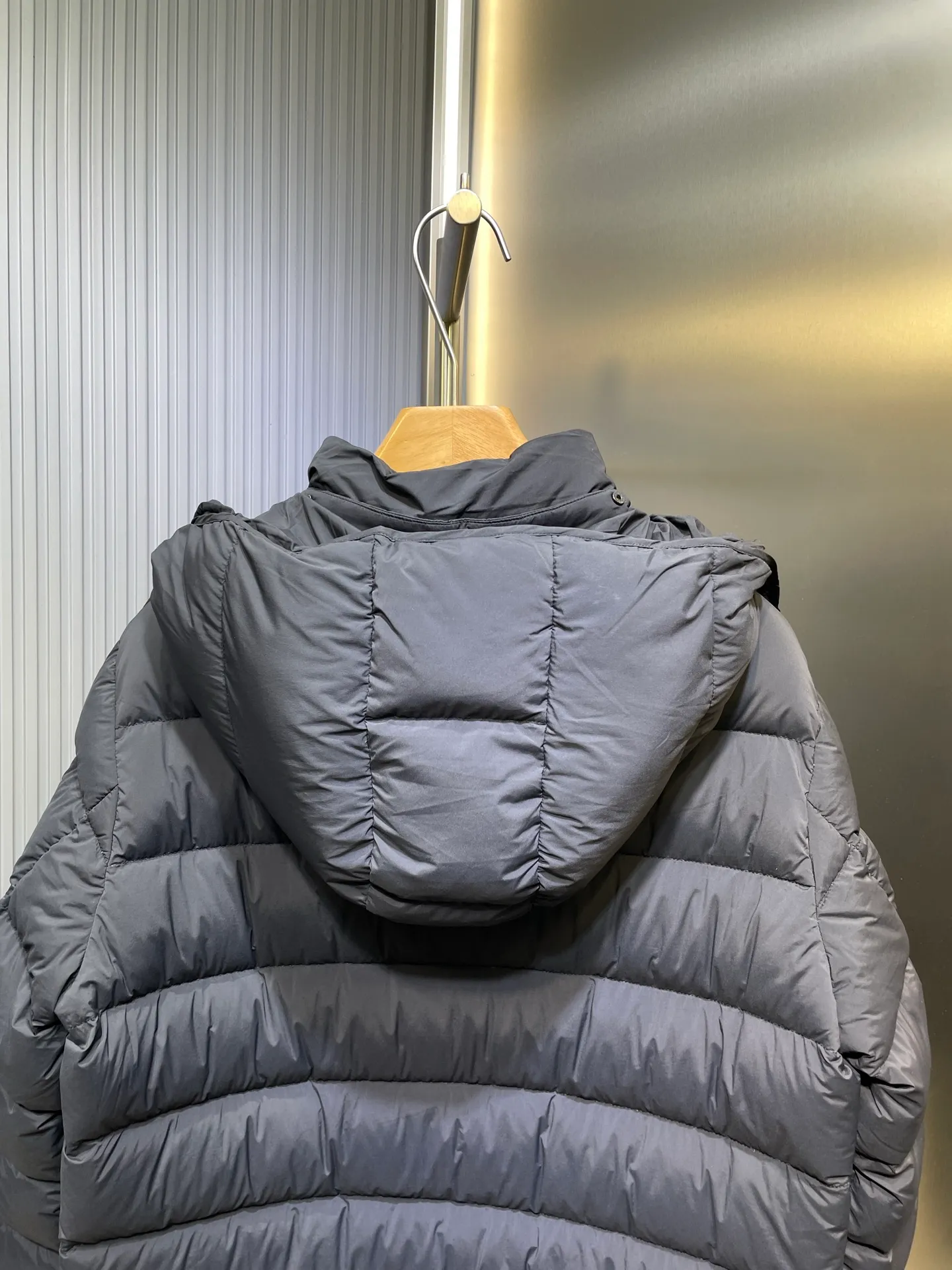 P980 moncler🌟 New hooded down jacket for autumn and winter! Fashionable and warm down jacket! The trading company ordered good goods, and the official website sells them simultaneously. h is the most limited-edition warm, fashionable and casual down jacket for boys in autumn and winter! Filled with 90% white duck down, it has excellent fluffiness, excellent thermal insulation effect, exquisite details, stylish and handsome upper body, moderate thickness without being bloated, high-end quality. 1-5 yards. Please state your height and weight when placing an order size: s-xl