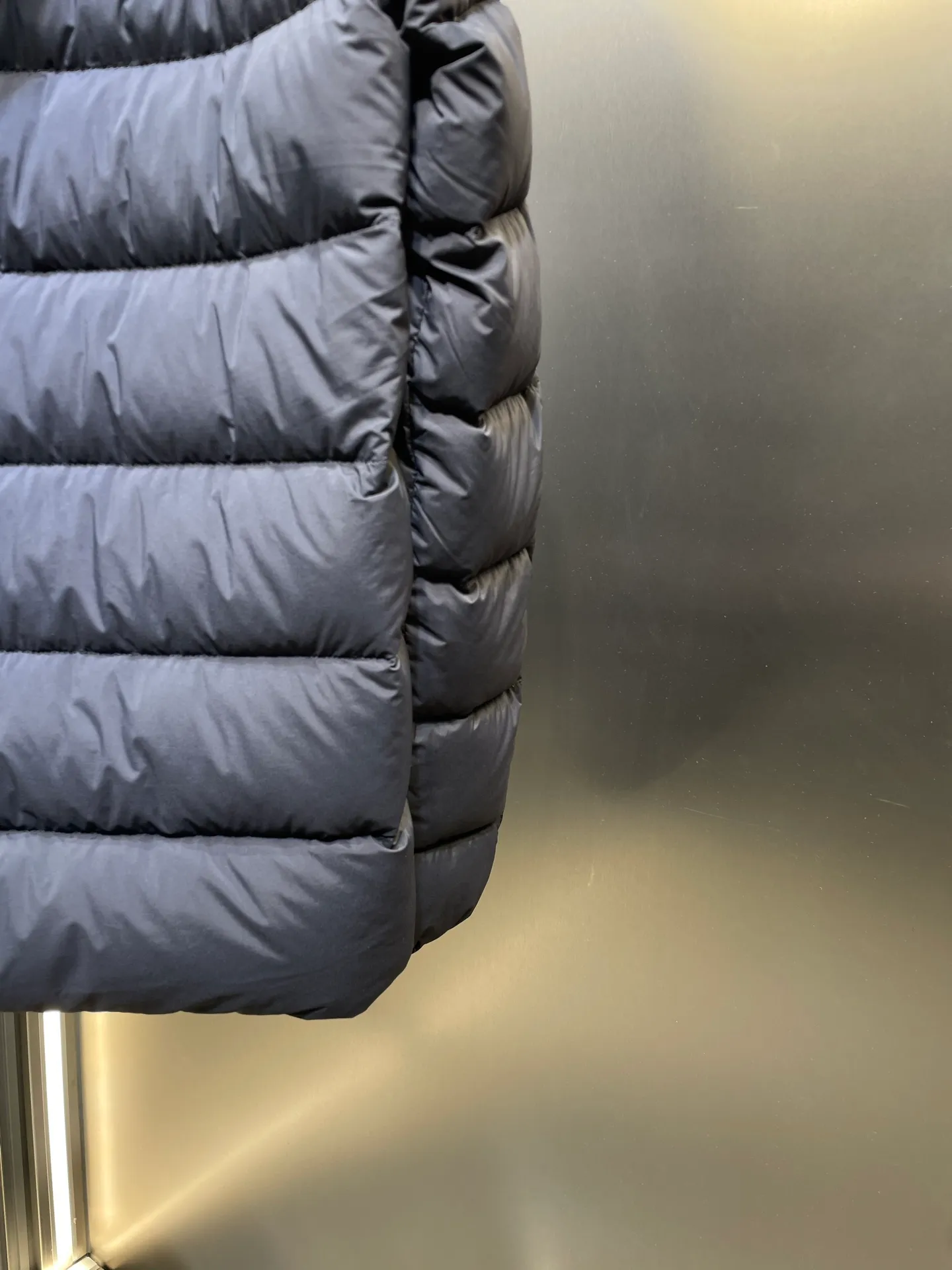 P980 moncler🌟 New hooded down jacket for autumn and winter! Fashionable and warm down jacket! The trading company ordered good goods, and the official website sells them simultaneously. h is the most limited-edition warm, fashionable and casual down jacket for boys in autumn and winter! Filled with 90% white duck down, it has excellent fluffiness, excellent thermal insulation effect, exquisite details, stylish and handsome upper body, moderate thickness without being bloated, high-end quality. 1-5 yards. Please state your height and weight when placing an order size: s-xl