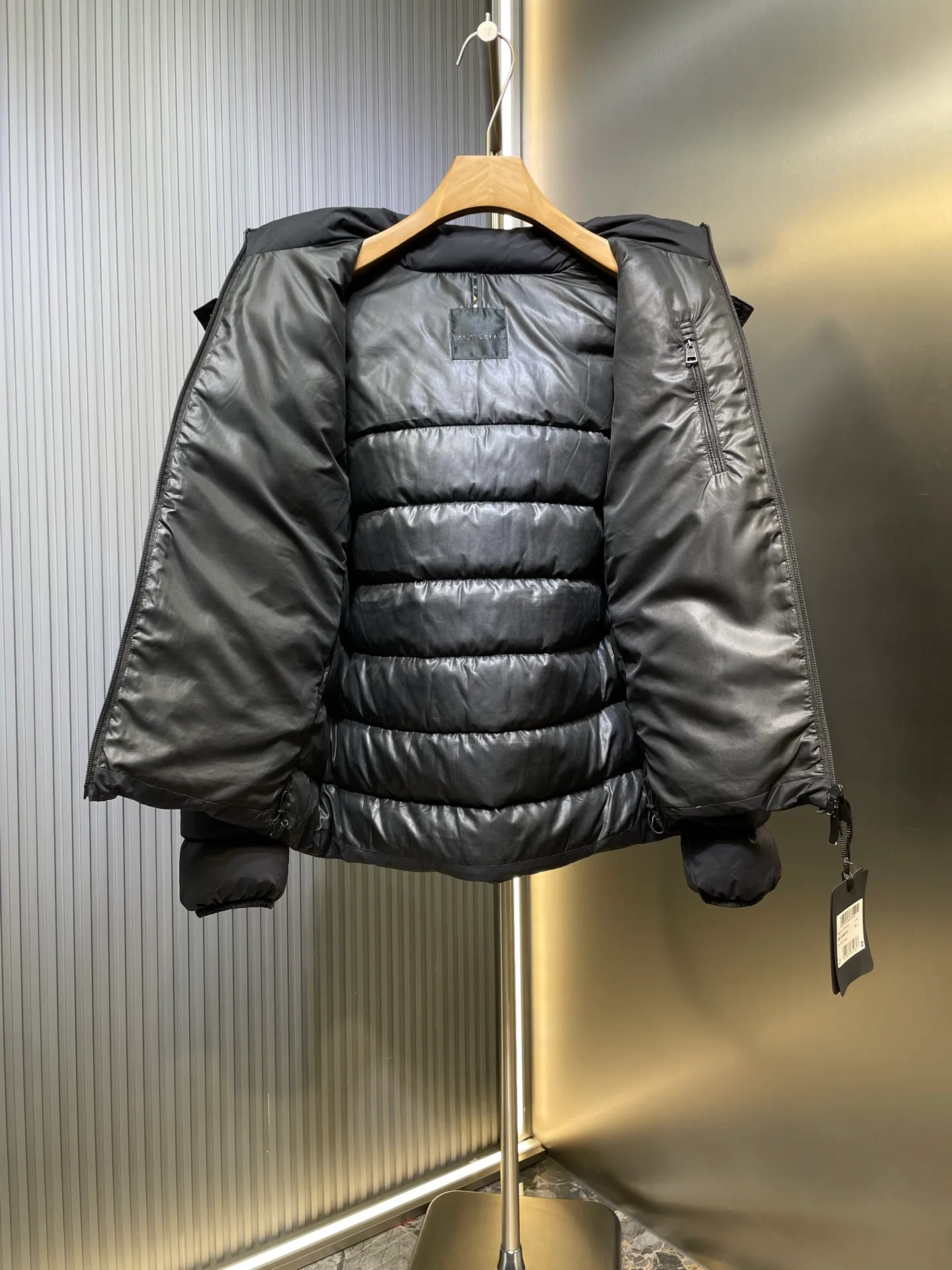 P980 moncler🌟 New hooded down jacket for autumn and winter! Fashionable and warm down jacket! The trading company ordered good goods, and the official website sells them simultaneously. h is the most limited-edition warm, fashionable and casual down jacket for boys in autumn and winter! Filled with 90% white duck down, it has excellent fluffiness, excellent thermal insulation effect, exquisite details, stylish and handsome upper body, moderate thickness without being bloated, high-end quality. 1-5 yards. Please state your height and weight when placing an order size: s-xl