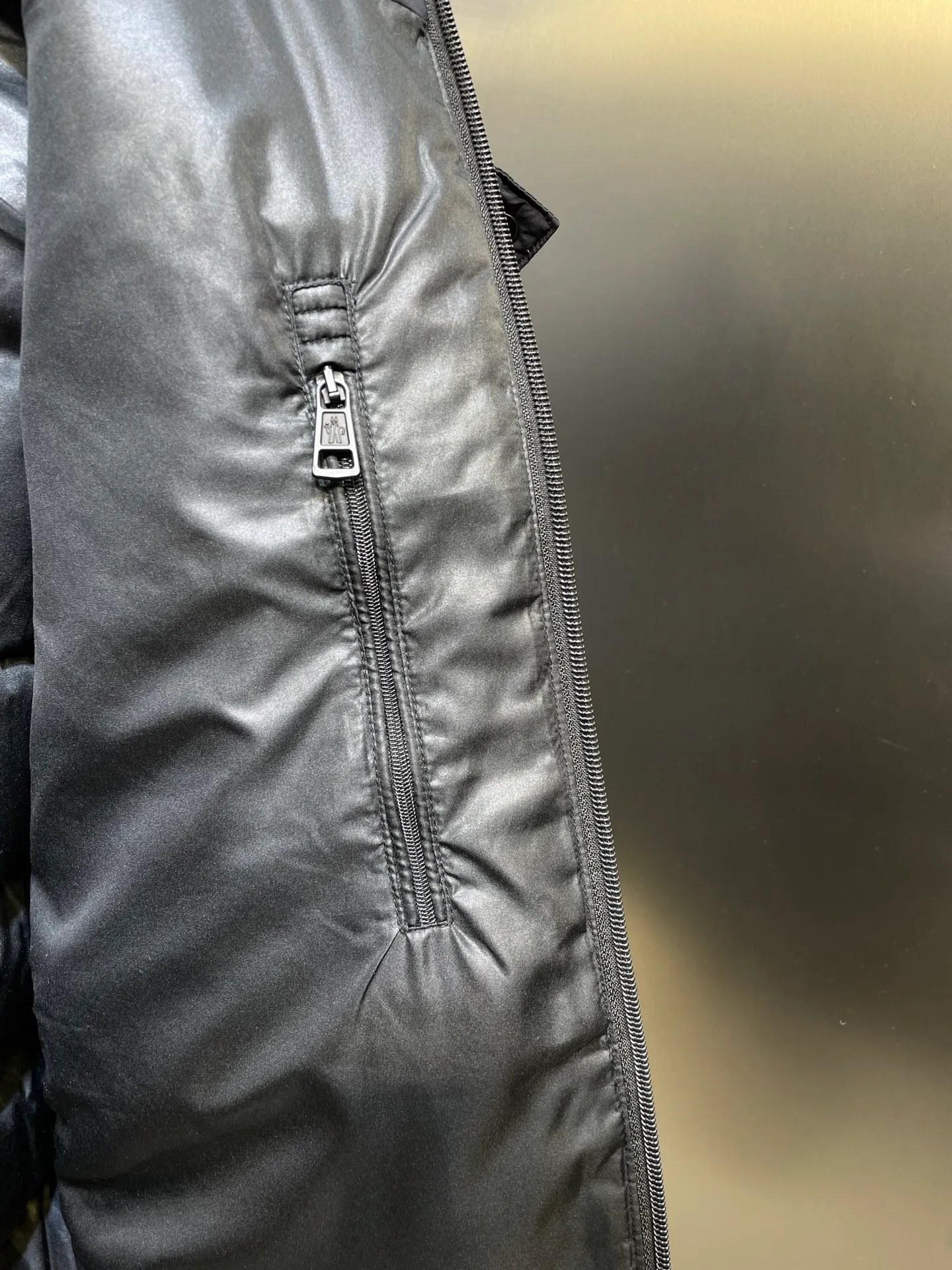 P980 moncler🌟 New hooded down jacket for autumn and winter! Fashionable and warm down jacket! The trading company ordered good goods, and the official website sells them simultaneously. h is the most limited-edition warm, fashionable and casual down jacket for boys in autumn and winter! Filled with 90% white duck down, it has excellent fluffiness, excellent thermal insulation effect, exquisite details, stylish and handsome upper body, moderate thickness without being bloated, high-end quality. 1-5 yards. Please state your height and weight when placing an order size: s-xl