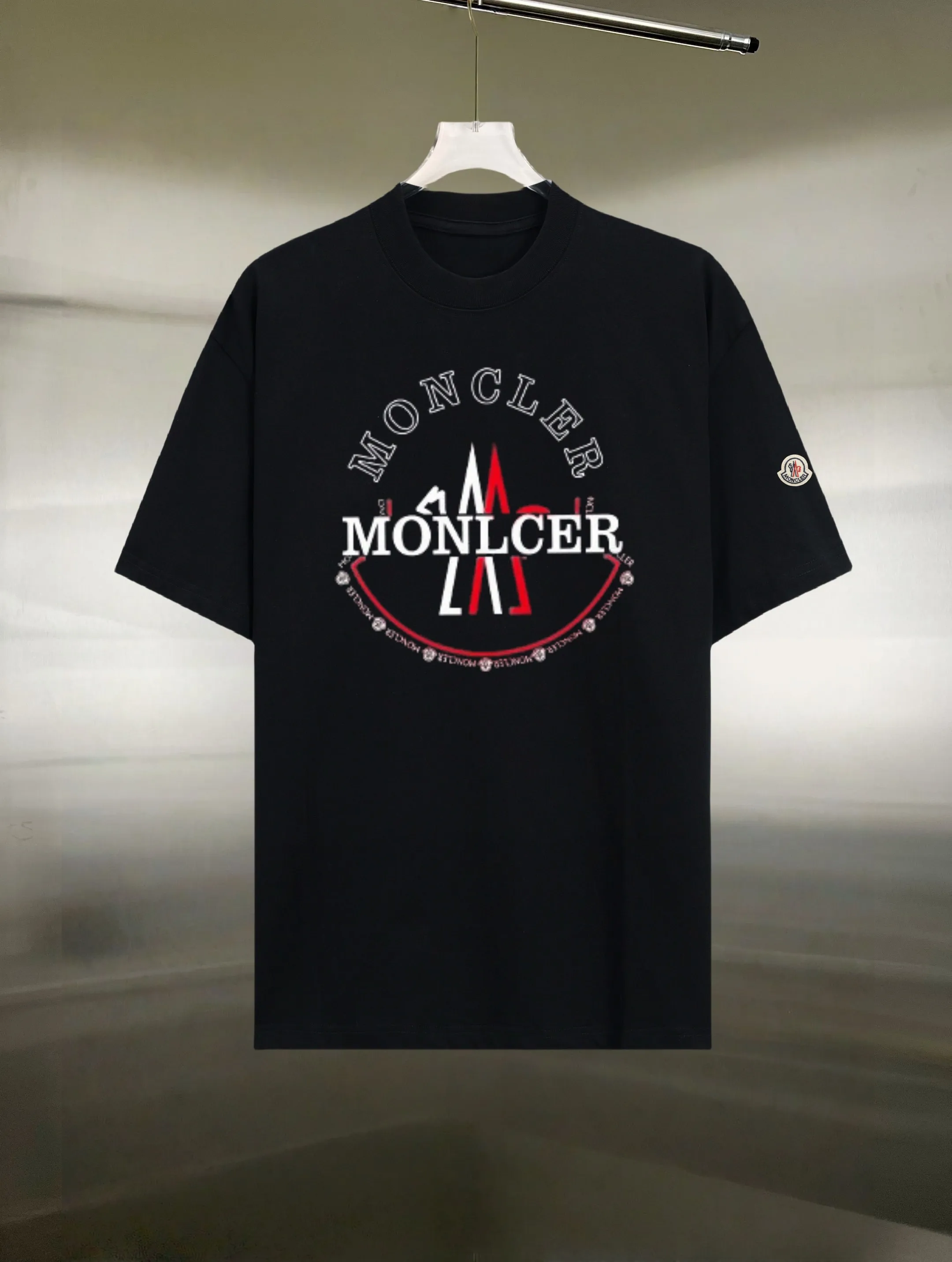 P130 Style: Moncler/muzzled short-sleeved T-shirt Fabric: 300g double yarn 100% cotton Rib: 320g Solona Process: Printing Color: White Black Size: S M L XL XXL No gender distinction, same style for men and women