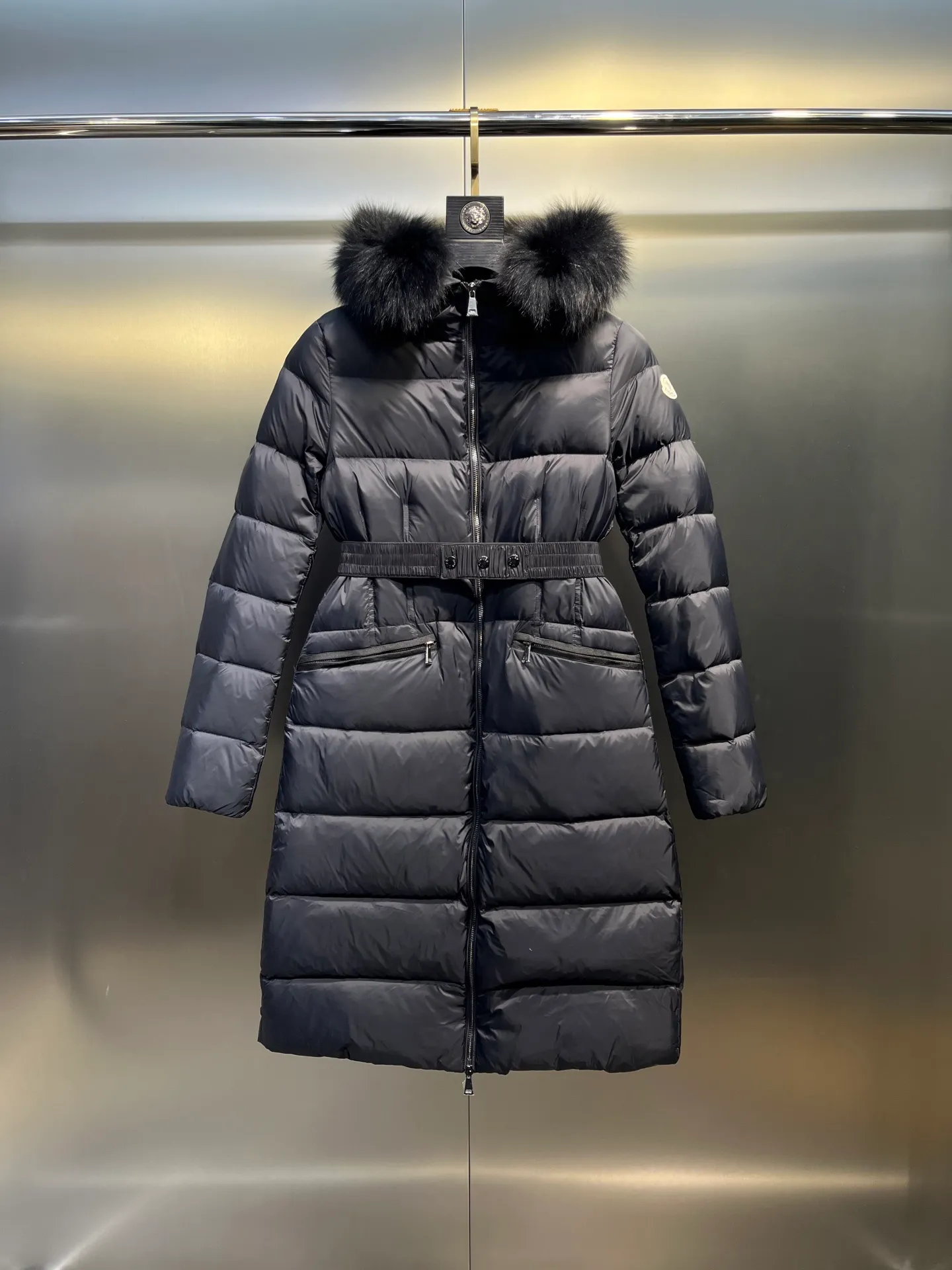 P1100 moncler🌟25 new style for autumn and winter. Large fur collar long hooded down jacket. The classic hit among down jackets. A must-have for winter. Customized detachable large fur collar hooded long down jacket. The upper body will not be too bloated. It is designed with a belt to tighten the waist. It is classic, handsome and warm. National standard 90 white goose down filling. Imported machine stitching and crimping technology. The upper body is fashionable and warm. Excellent practicality. Size: 1234