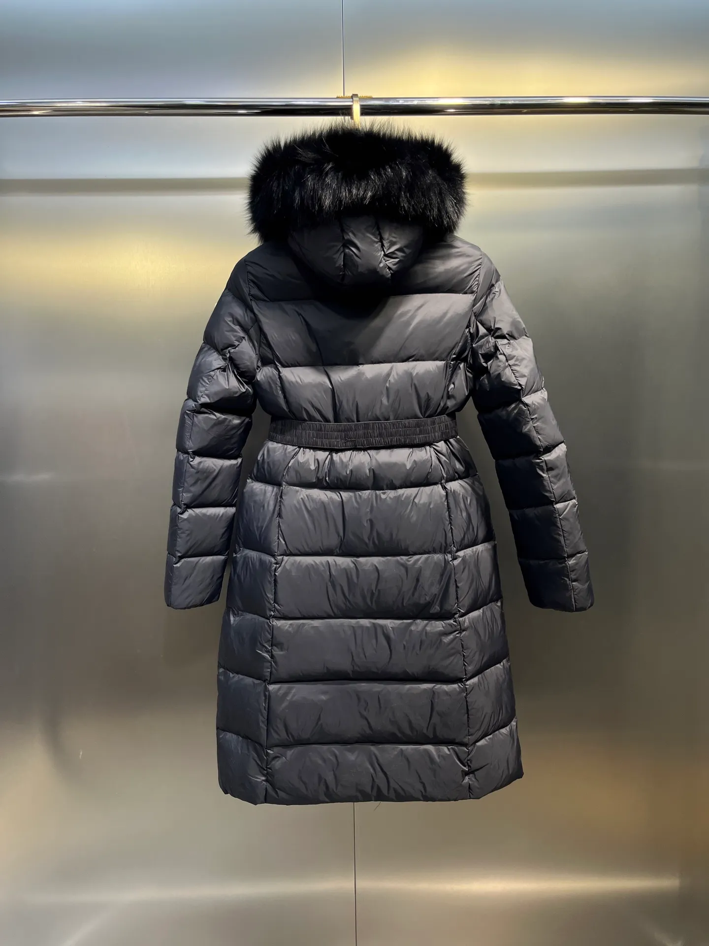 P1100 moncler🌟25 new style for autumn and winter. Large fur collar long hooded down jacket. The classic hit among down jackets. A must-have for winter. Customized detachable large fur collar hooded long down jacket. The upper body will not be too bloated. It is designed with a belt to tighten the waist. It is classic, handsome and warm. National standard 90 white goose down filling. Imported machine stitching and crimping technology. The upper body is fashionable and warm. Excellent practicality. Size: 1234
