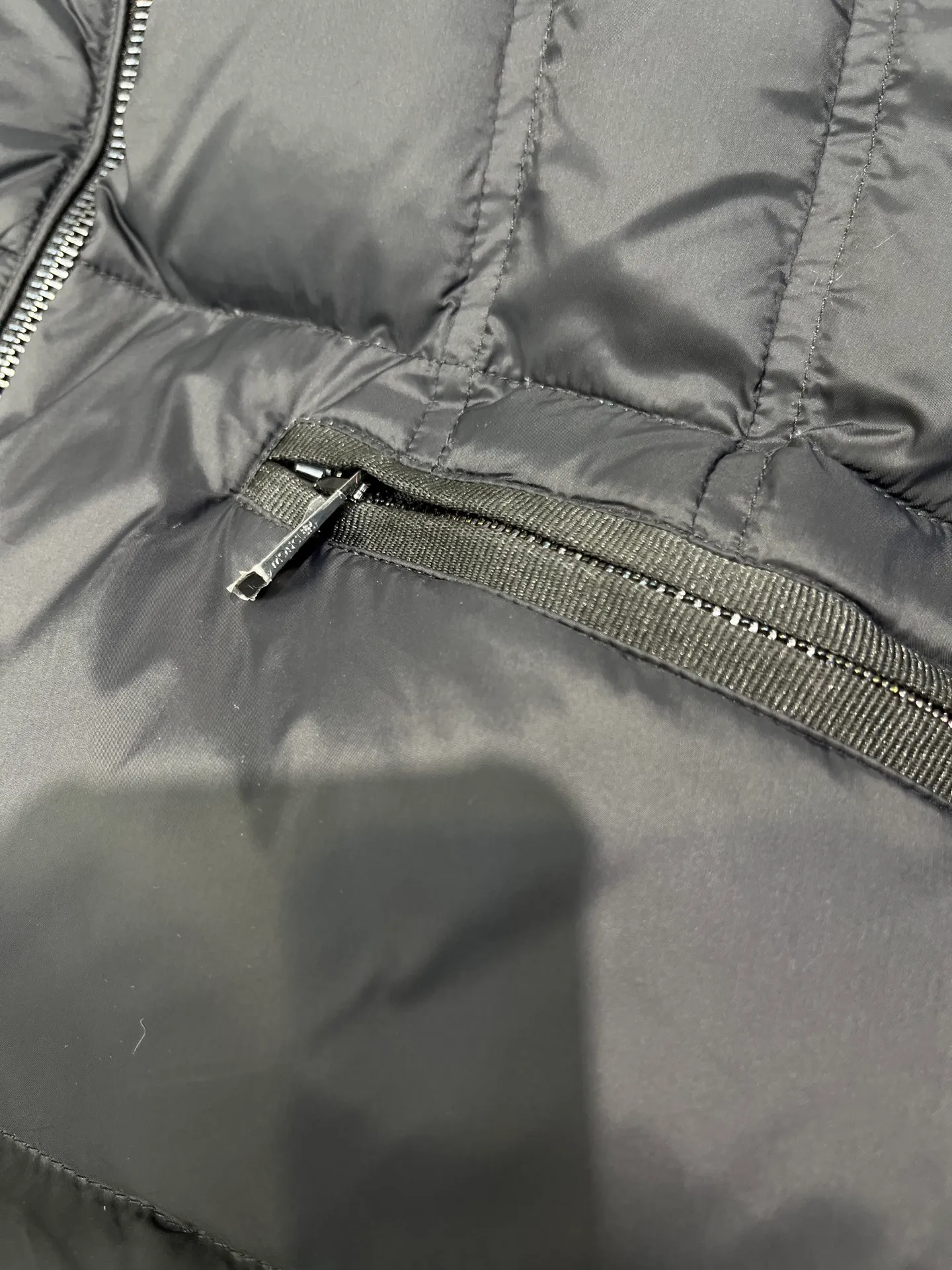 P1100 moncler🌟25 new style for autumn and winter. Large fur collar long hooded down jacket. The classic hit among down jackets. A must-have for winter. Customized detachable large fur collar hooded long down jacket. The upper body will not be too bloated. It is designed with a belt to tighten the waist. It is classic, handsome and warm. National standard 90 white goose down filling. Imported machine stitching and crimping technology. The upper body is fashionable and warm. Excellent practicality. Size: 1234