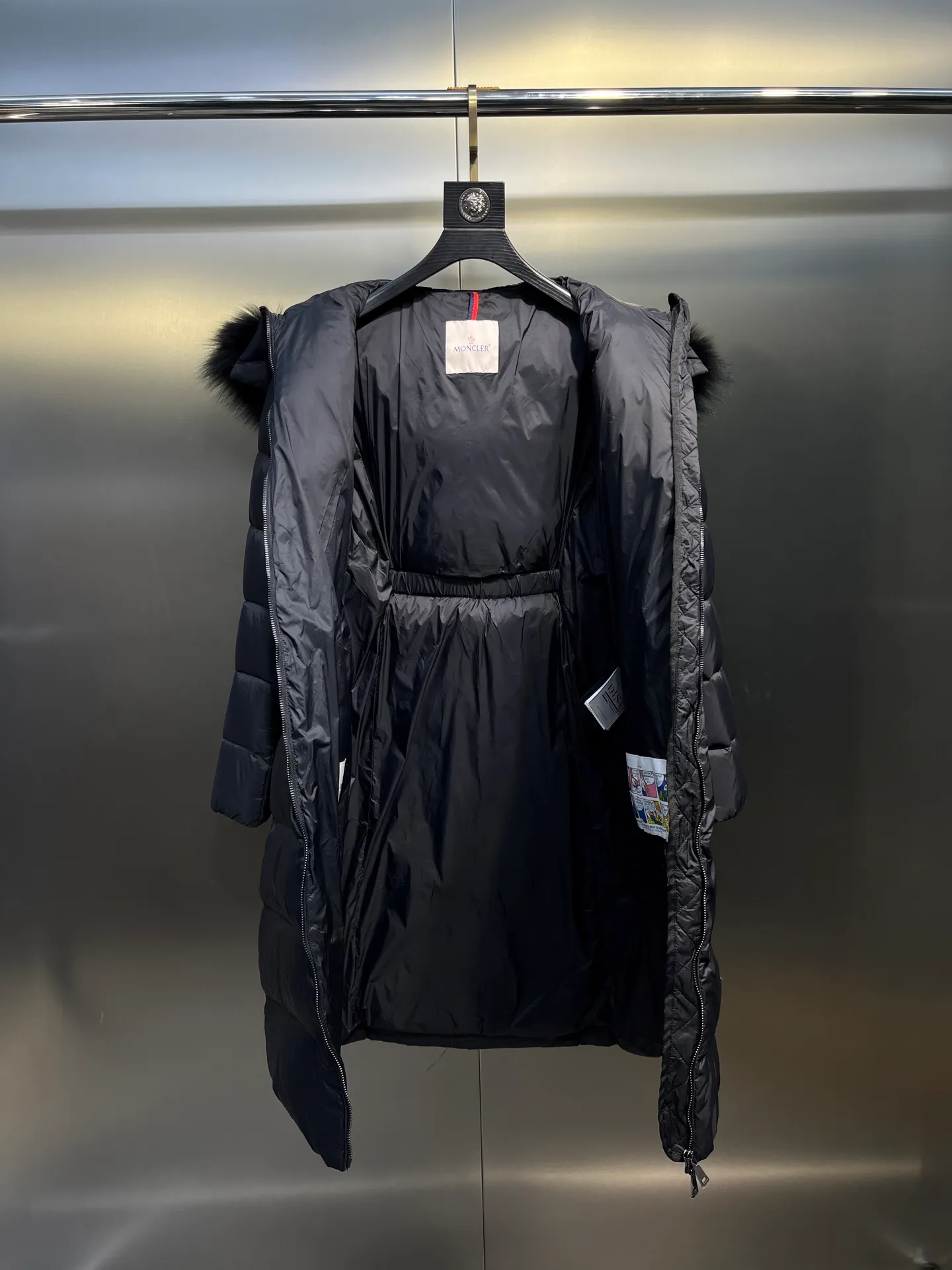 P1100 moncler🌟25 new style for autumn and winter. Large fur collar long hooded down jacket. The classic hit among down jackets. A must-have for winter. Customized detachable large fur collar hooded long down jacket. The upper body will not be too bloated. It is designed with a belt to tighten the waist. It is classic, handsome and warm. National standard 90 white goose down filling. Imported machine stitching and crimping technology. The upper body is fashionable and warm. Excellent practicality. Size: 1234