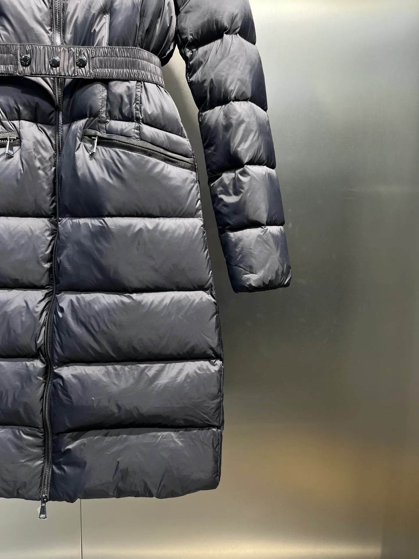 P1100 moncler🌟25 new style for autumn and winter. Large fur collar long hooded down jacket. The classic hit among down jackets. A must-have for winter. Customized detachable large fur collar hooded long down jacket. The upper body will not be too bloated. It is designed with a belt to tighten the waist. It is classic, handsome and warm. National standard 90 white goose down filling. Imported machine stitching and crimping technology. The upper body is fashionable and warm. Excellent practicality. Size: 1234