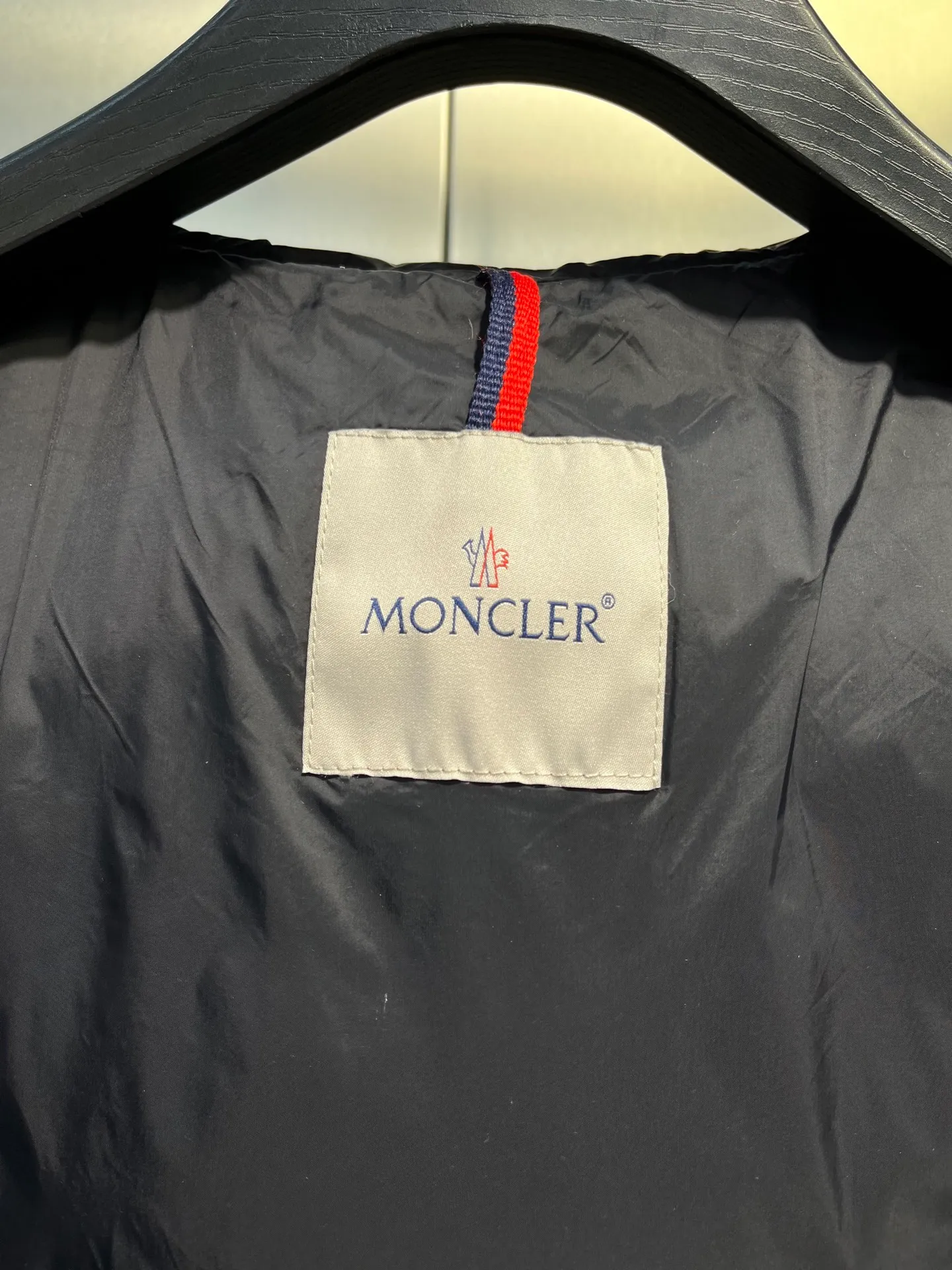 P1100 moncler🌟25 new style for autumn and winter. Large fur collar long hooded down jacket. The classic hit among down jackets. A must-have for winter. Customized detachable large fur collar hooded long down jacket. The upper body will not be too bloated. It is designed with a belt to tighten the waist. It is classic, handsome and warm. National standard 90 white goose down filling. Imported machine stitching and crimping technology. The upper body is fashionable and warm. Excellent practicality. Size: 1234