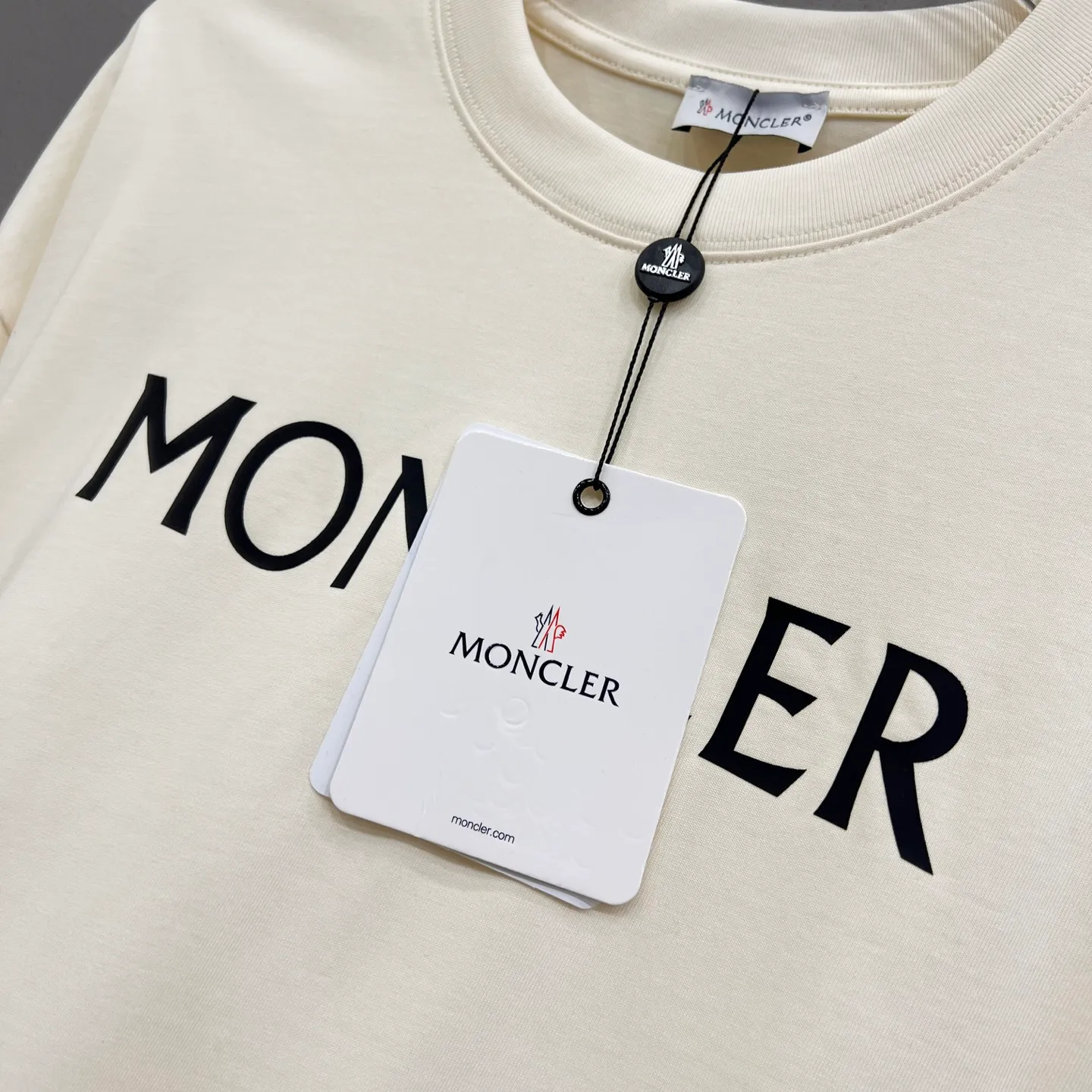 P150 MONCLER/Muzzled 260g round neck short-sleeved T-shirt Logo brand letter printing LOGO nylon pocket arm crafts Official synchronization High version High quality Fashion personality Versatile trend Pure original quality Original fabric Tag Collar label Washed wheat Complete three standards Color: Black. Apricot. Size: XS-L