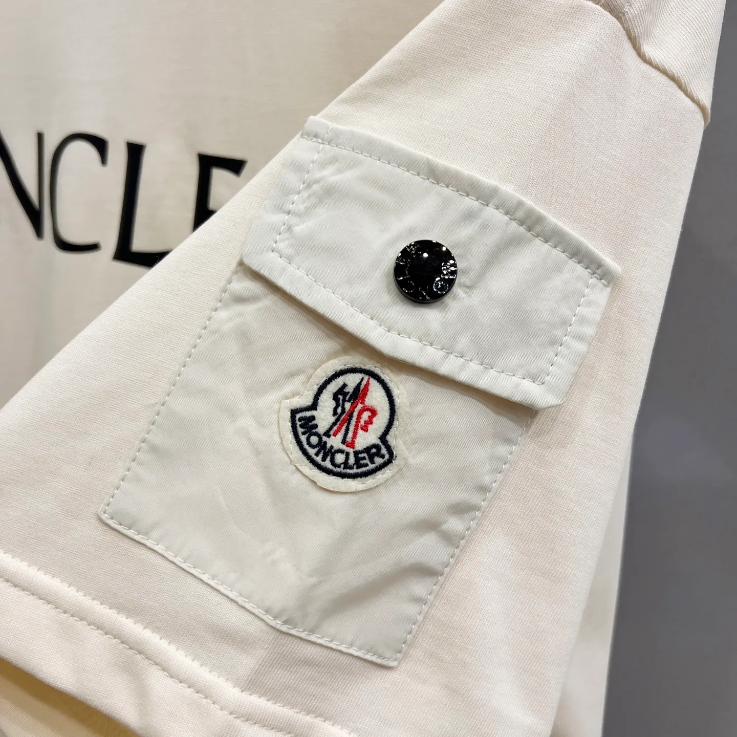 P150 MONCLER/Muzzled 260g round neck short-sleeved T-shirt Logo brand letter printing LOGO nylon pocket arm crafts Official synchronization High version High quality Fashion personality Versatile trend Pure original quality Original fabric Tag Collar label Washed wheat Complete three standards Color: Black. Apricot. Size: XS-L