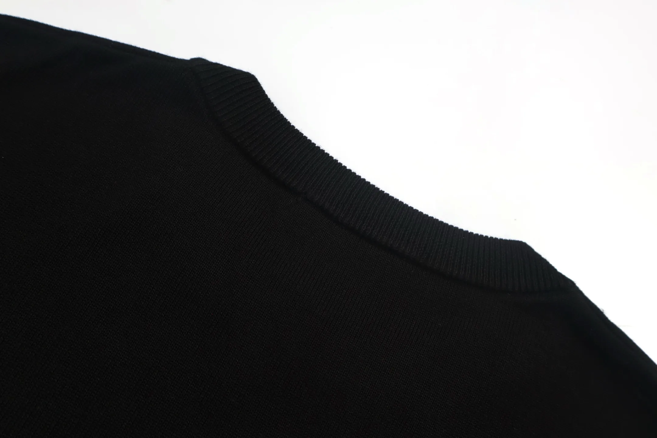 P440 Exclusive supply] Moncler color-blocked sleeve knitted sweater (black). The original version was purchased and developed at 5550. It is spun with custom-dyed black pure cotton yarn, and the computer plate-making positioning jacquard red and white color-blocked cuff pattern. Made with imported 16-needle knitting machine. The small mark on the arm is embroidered with red and blue insignia using a BEHRINGER imported embroidery machine, and then a Czech sewing machine is used to sew the upper body side by side. Size:M/L/XL/XXL