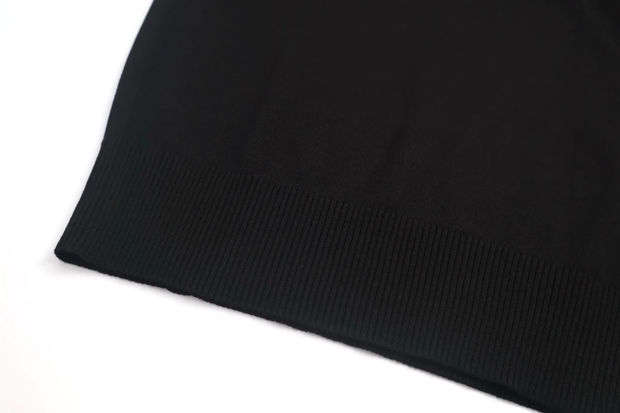 P440 Exclusive supply] Moncler color-blocked sleeve knitted sweater (black). The original version was purchased and developed at 5550. It is spun with custom-dyed black pure cotton yarn, and the computer plate-making positioning jacquard red and white color-blocked cuff pattern. Made with imported 16-needle knitting machine. The small mark on the arm is embroidered with red and blue insignia using a BEHRINGER imported embroidery machine, and then a Czech sewing machine is used to sew the upper body side by side. Size:M/L/XL/XXL
