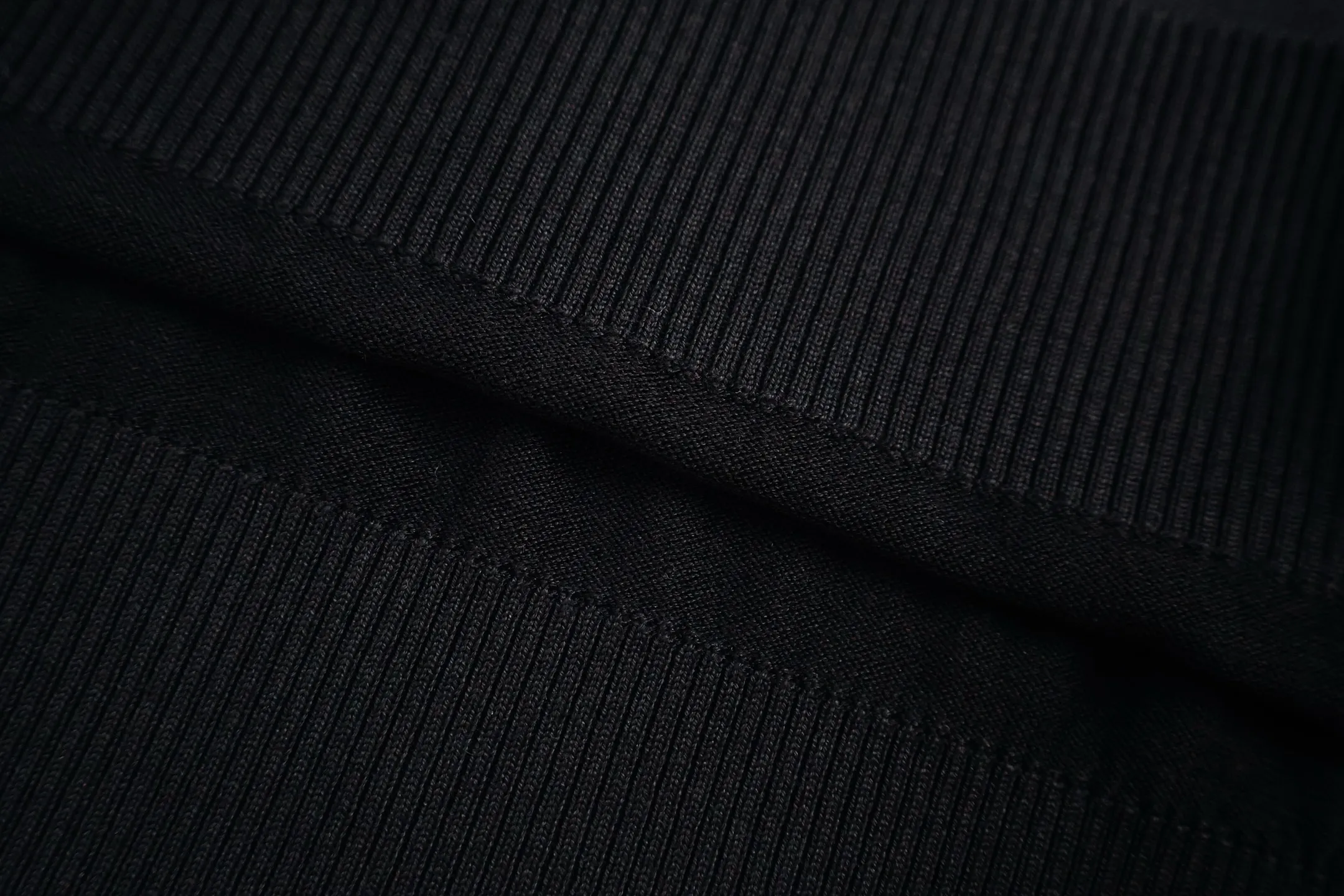 P440 Exclusive supply] Moncler color-blocked sleeve knitted sweater (black). The original version was purchased and developed at 5550. It is spun with custom-dyed black pure cotton yarn, and the computer plate-making positioning jacquard red and white color-blocked cuff pattern. Made with imported 16-needle knitting machine. The small mark on the arm is embroidered with red and blue insignia using a BEHRINGER imported embroidery machine, and then a Czech sewing machine is used to sew the upper body side by side. Size:M/L/XL/XXL