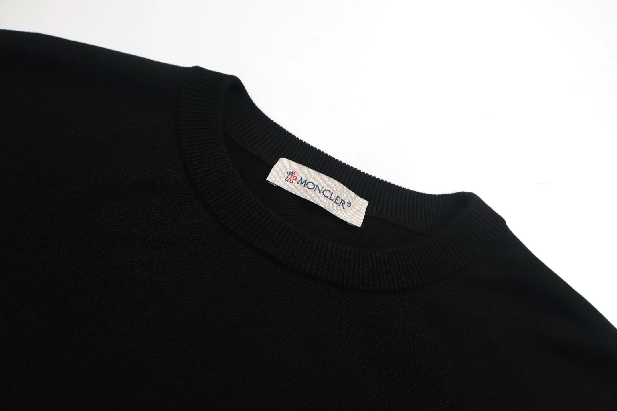 P440 Exclusive supply] Moncler color-blocked sleeve knitted sweater (black). The original version was purchased and developed at 5550. It is spun with custom-dyed black pure cotton yarn, and the computer plate-making positioning jacquard red and white color-blocked cuff pattern. Made with imported 16-needle knitting machine. The small mark on the arm is embroidered with red and blue insignia using a BEHRINGER imported embroidery machine, and then a Czech sewing machine is used to sew the upper body side by side. Size:M/L/XL/XXL