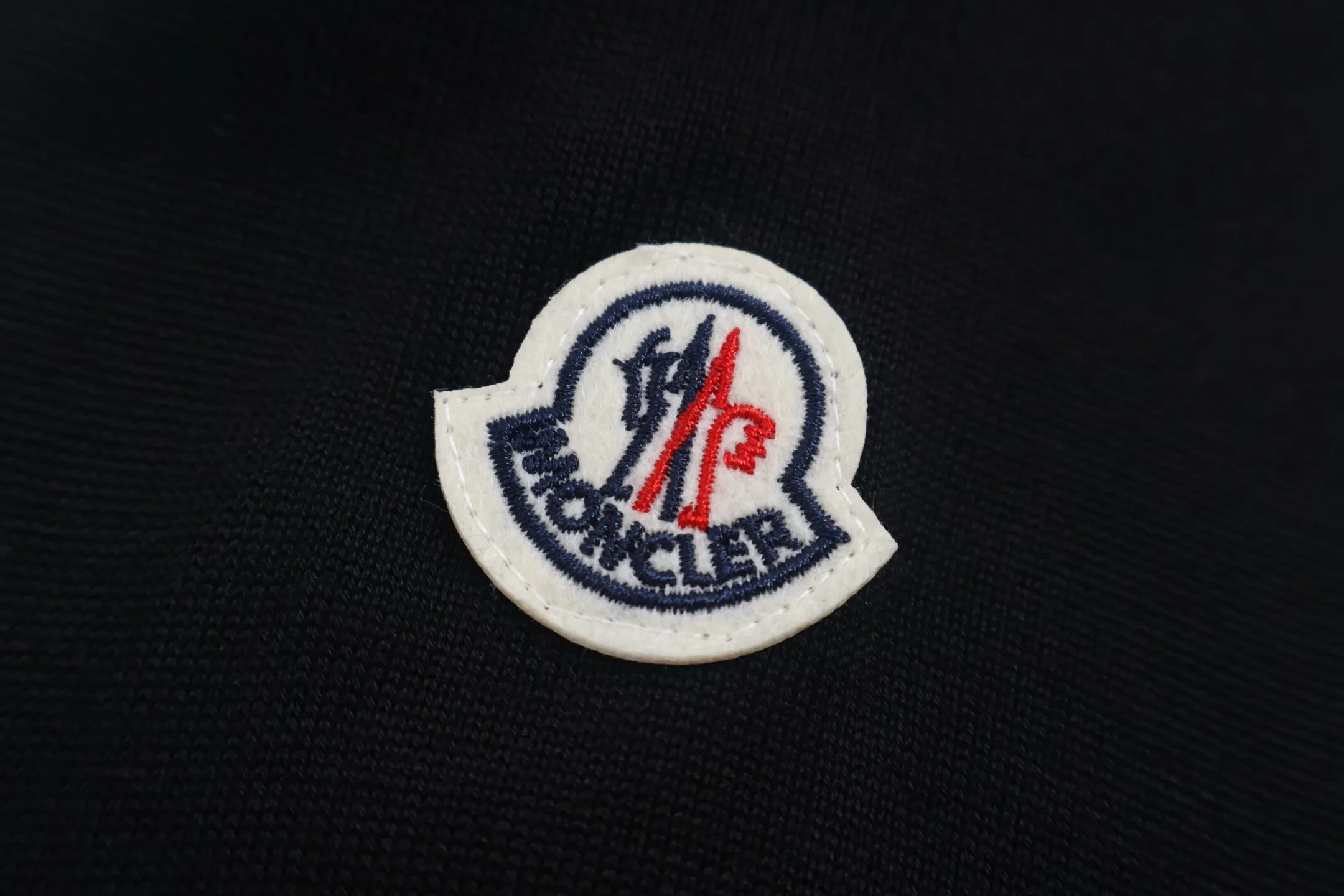 P440 Exclusive supply] Moncler color-blocked sleeve knitted sweater (black). The original version was purchased and developed at 5550. It is spun with custom-dyed black pure cotton yarn, and the computer plate-making positioning jacquard red and white color-blocked cuff pattern. Made with imported 16-needle knitting machine. The small mark on the arm is embroidered with red and blue insignia using a BEHRINGER imported embroidery machine, and then a Czech sewing machine is used to sew the upper body side by side. Size:M/L/XL/XXL