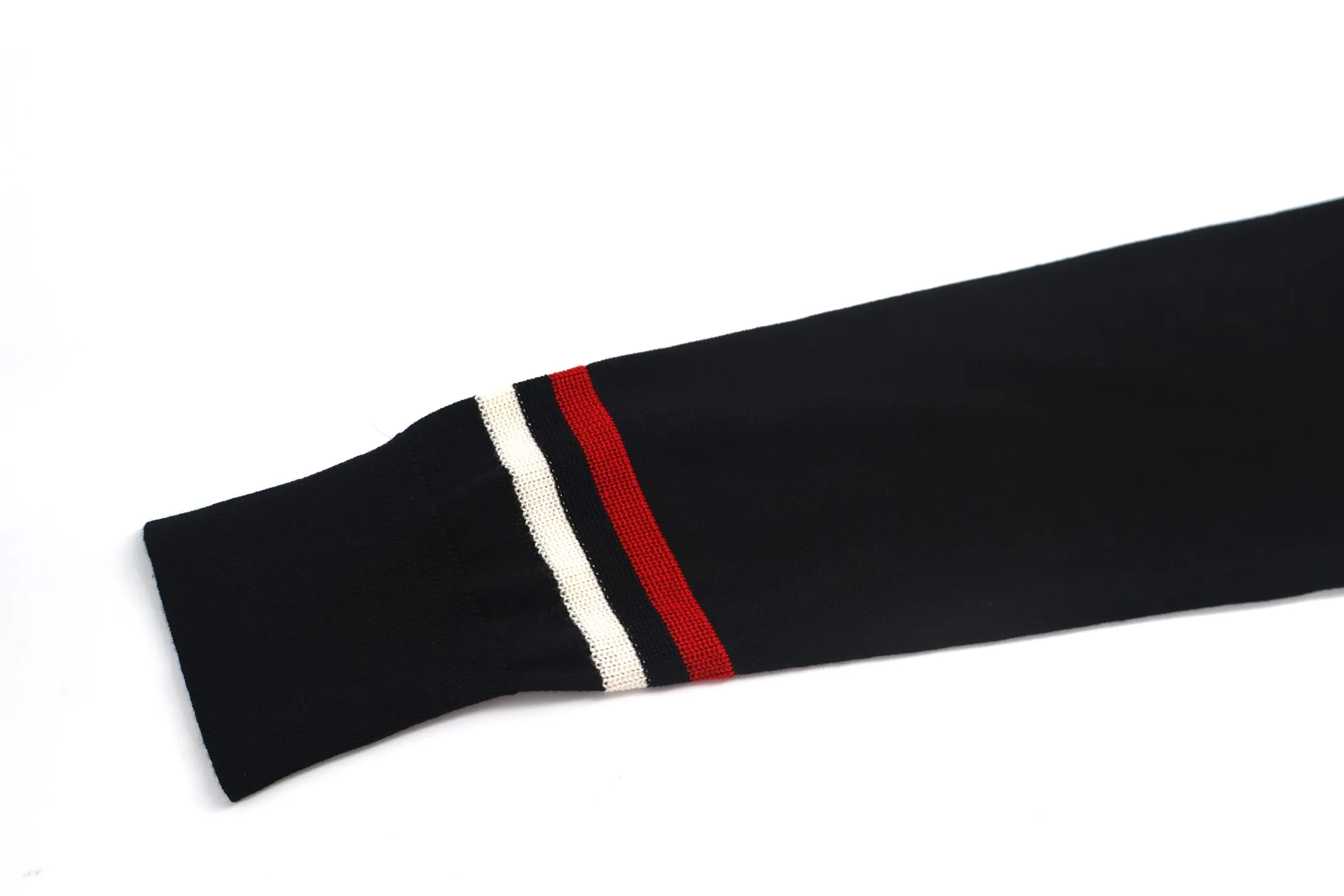 P440 Exclusive supply] Moncler color-blocked sleeve knitted sweater (black). The original version was purchased and developed at 5550. It is spun with custom-dyed black pure cotton yarn, and the computer plate-making positioning jacquard red and white color-blocked cuff pattern. Made with imported 16-needle knitting machine. The small mark on the arm is embroidered with red and blue insignia using a BEHRINGER imported embroidery machine, and then a Czech sewing machine is used to sew the upper body side by side. Size:M/L/XL/XXL
