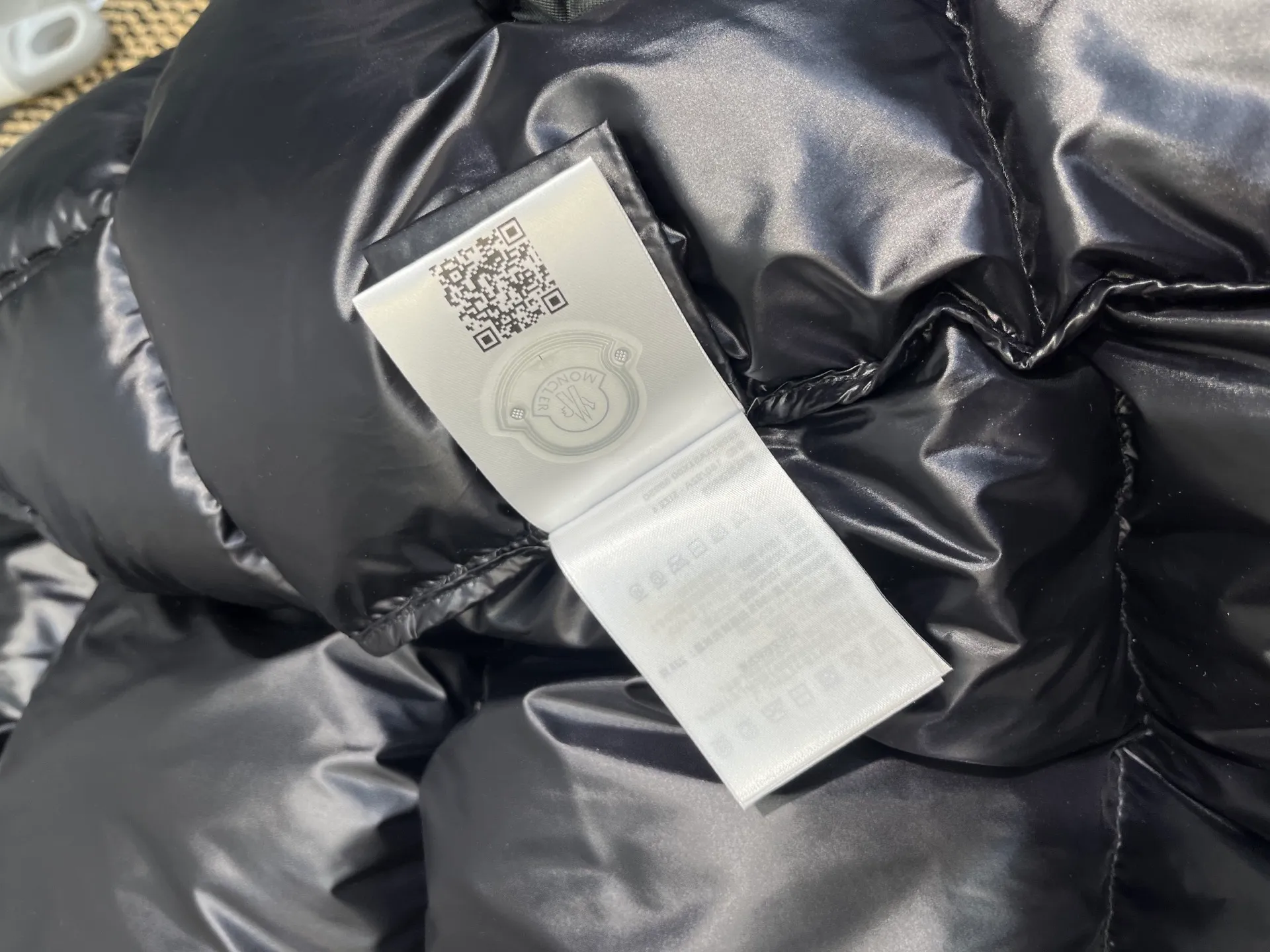 P700 Moncler Yuhuang Maya Maya color striped webbing double zipper series classic versatile down jacket for men and women. There are too many versions on the market, the quality and price are proportional. ➖Authentic synchronous anti-counterfeiting chip sensor! ➖The high version of the classic series will never be misleading like false goose down! ➖15d nylon fabric lining is of the highest standard, never velvet! ➖The original Velcro is durable, and the accessories and hardware are all custom-made from the original factory, 100% restoring the replica quality! ➖The perfect combination of every link ensures the smoothness of every piece of clothing, the Rolls-Royce of down jackets!  Style number: A78# Color: black white Size: 1-5