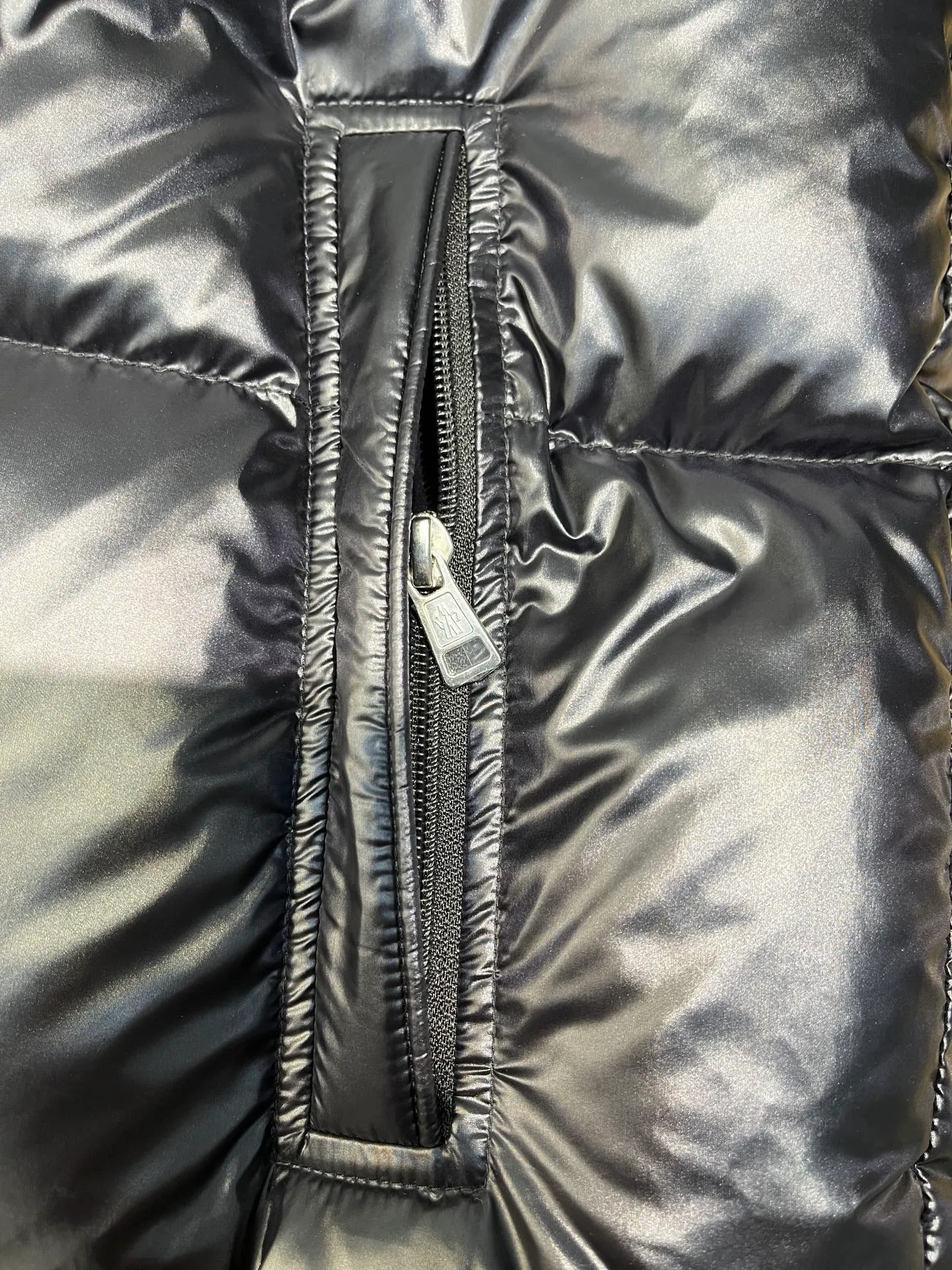 P700 Moncler Yuhuang Maya Maya color striped webbing double zipper series classic versatile down jacket for men and women. There are too many versions on the market, the quality and price are proportional. ➖Authentic synchronous anti-counterfeiting chip sensor! ➖The high version of the classic series will never be misleading like false goose down! ➖15d nylon fabric lining is of the highest standard, never velvet! ➖The original Velcro is durable, and the accessories and hardware are all custom-made from the original factory, 100% restoring the replica quality! ➖The perfect combination of every link ensures the smoothness of every piece of clothing, the Rolls-Royce of down jackets!  Style number: A78# Color: black white Size: 1-5
